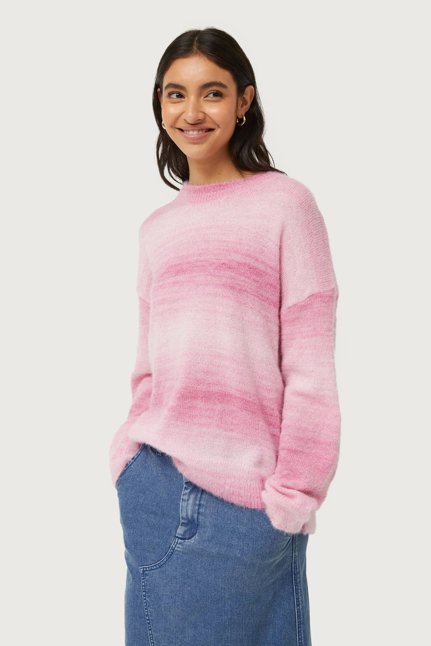 Maglione lavorato ai ferri con strisce rosa sbiadite