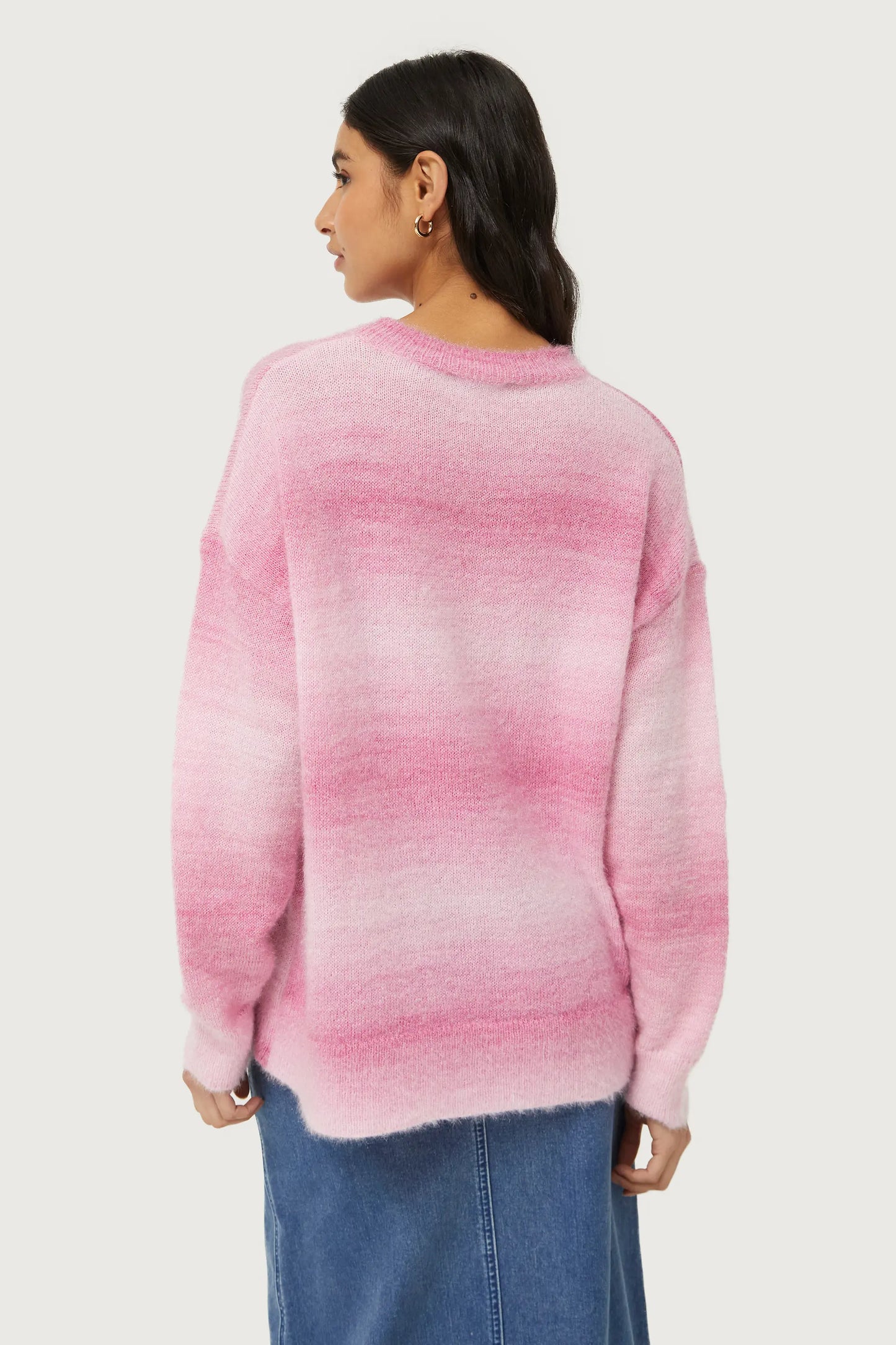 Maglione lavorato ai ferri con strisce rosa sbiadite