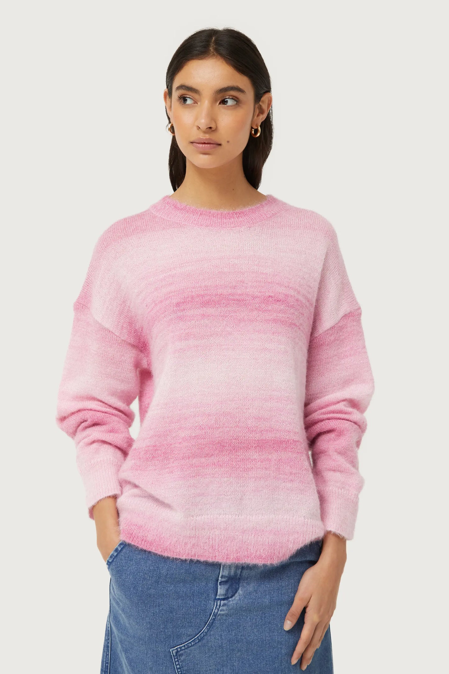 Maglione lavorato ai ferri con strisce rosa sbiadite