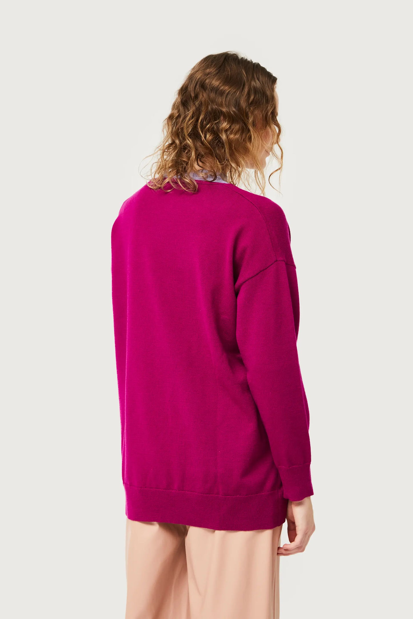 Maglione fucsia lavorato a maglia con scollo a V