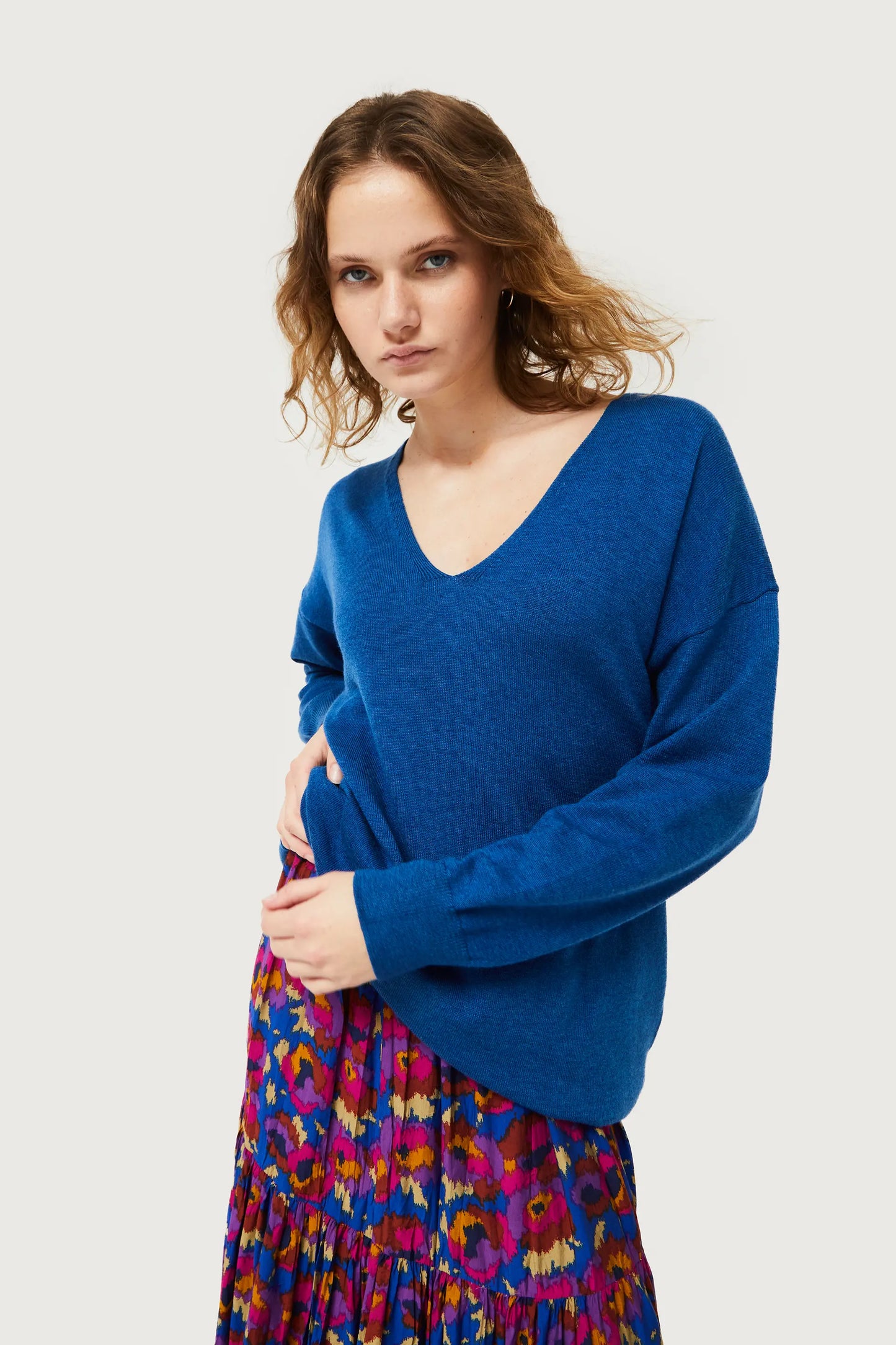 Maglione lavorato a maglia blu con scollo a V