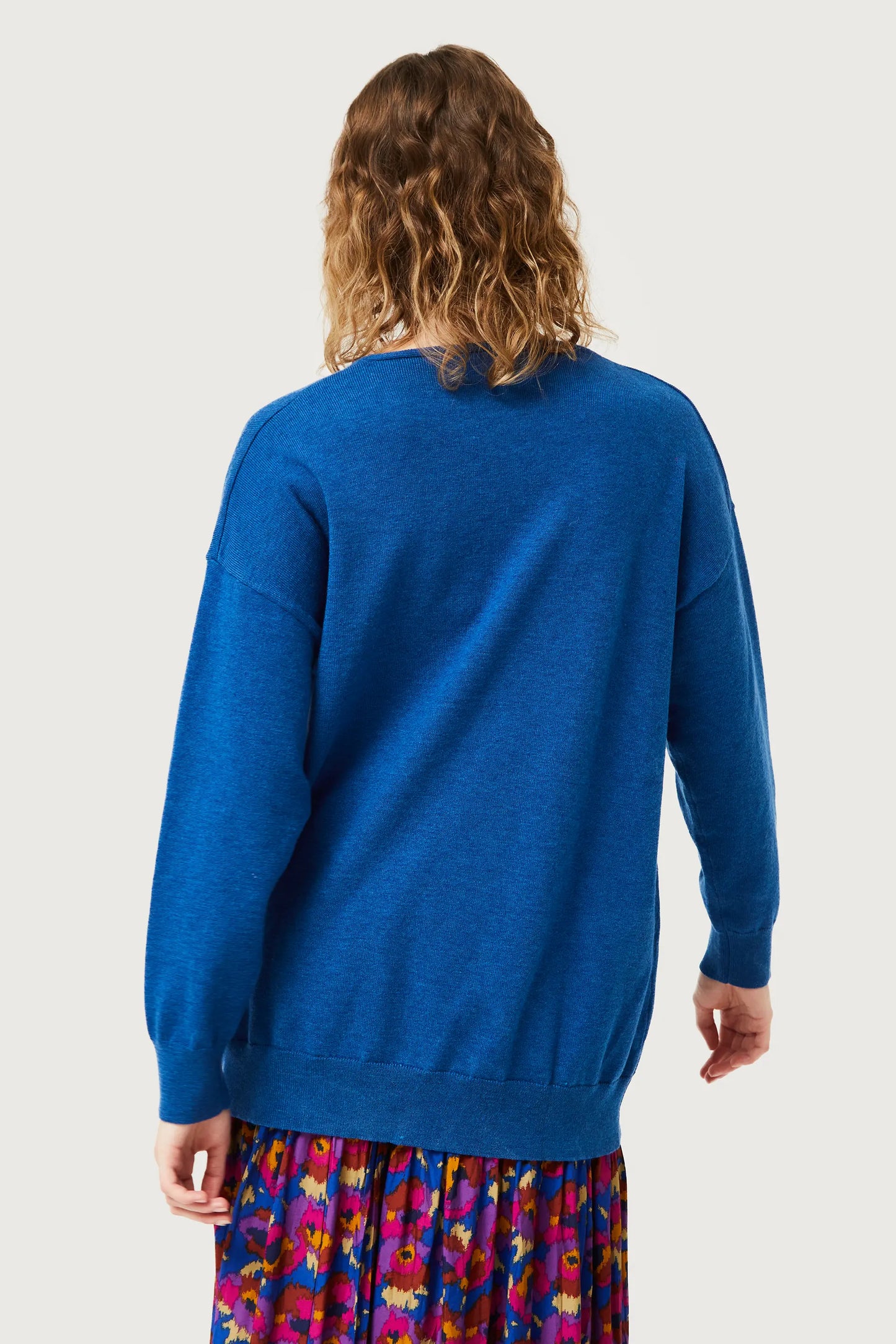 Maglione lavorato a maglia blu con scollo a V