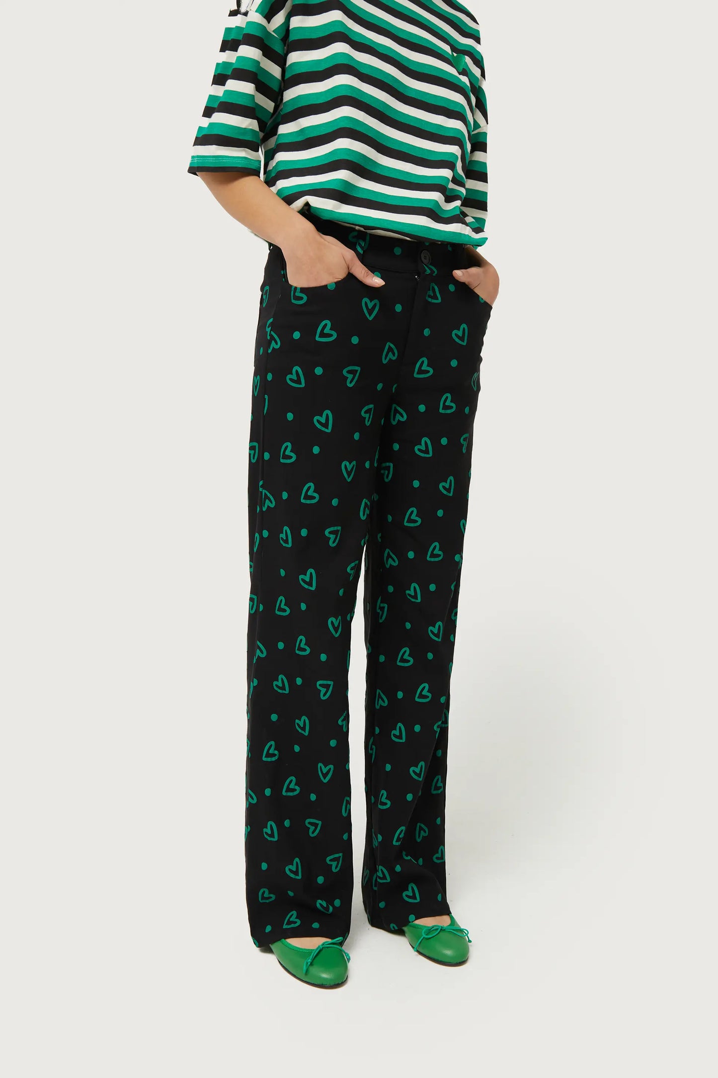 Pantalón recto con estampado de corazones verdes