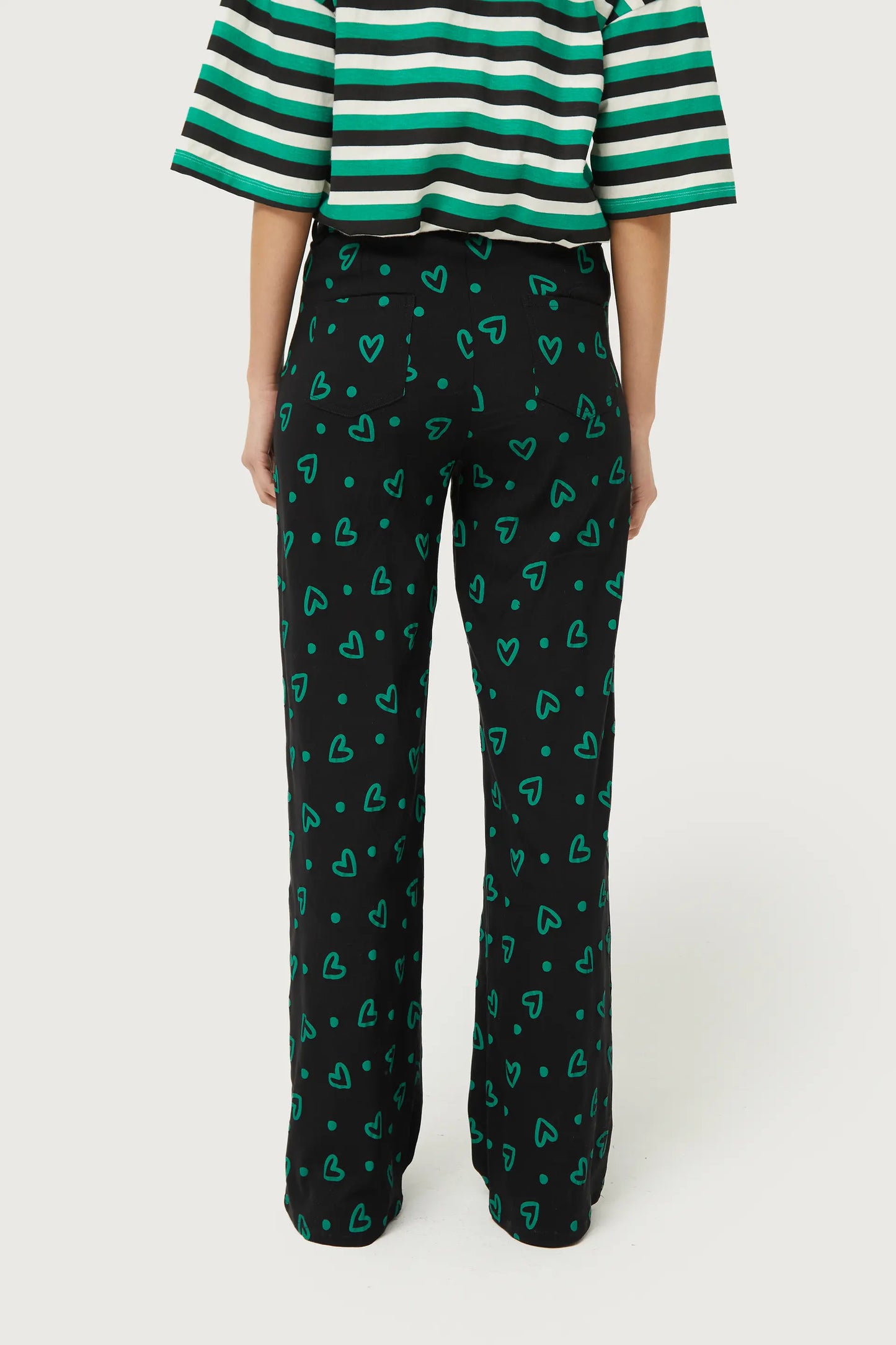 Pantalón recto con estampado de corazones verdes