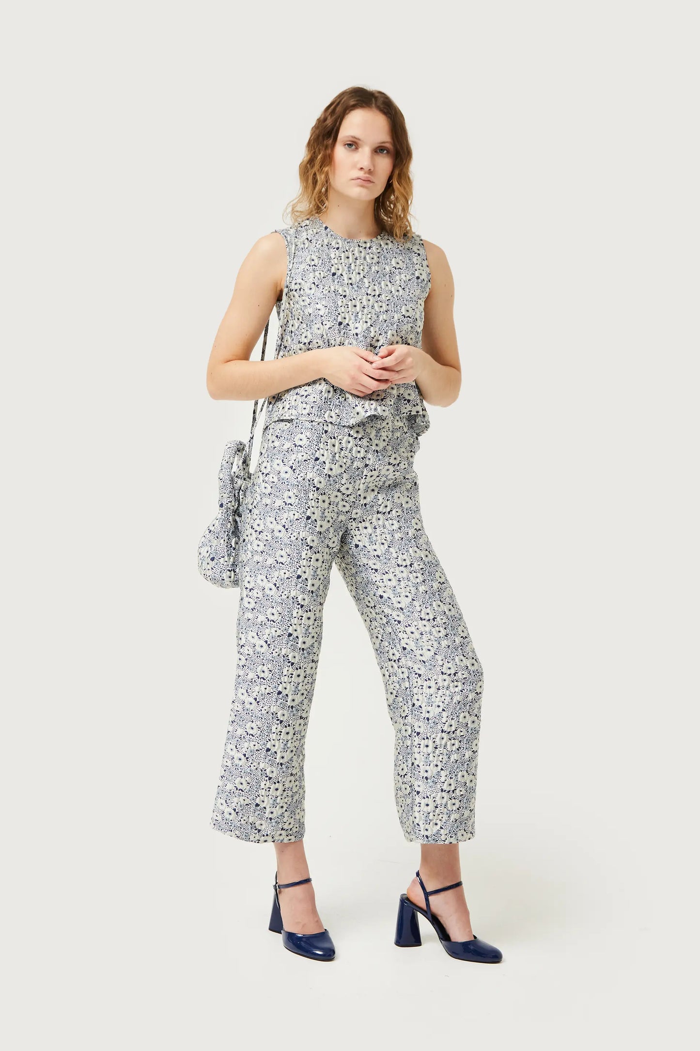 Pantalón con estampado floral azul y blanco