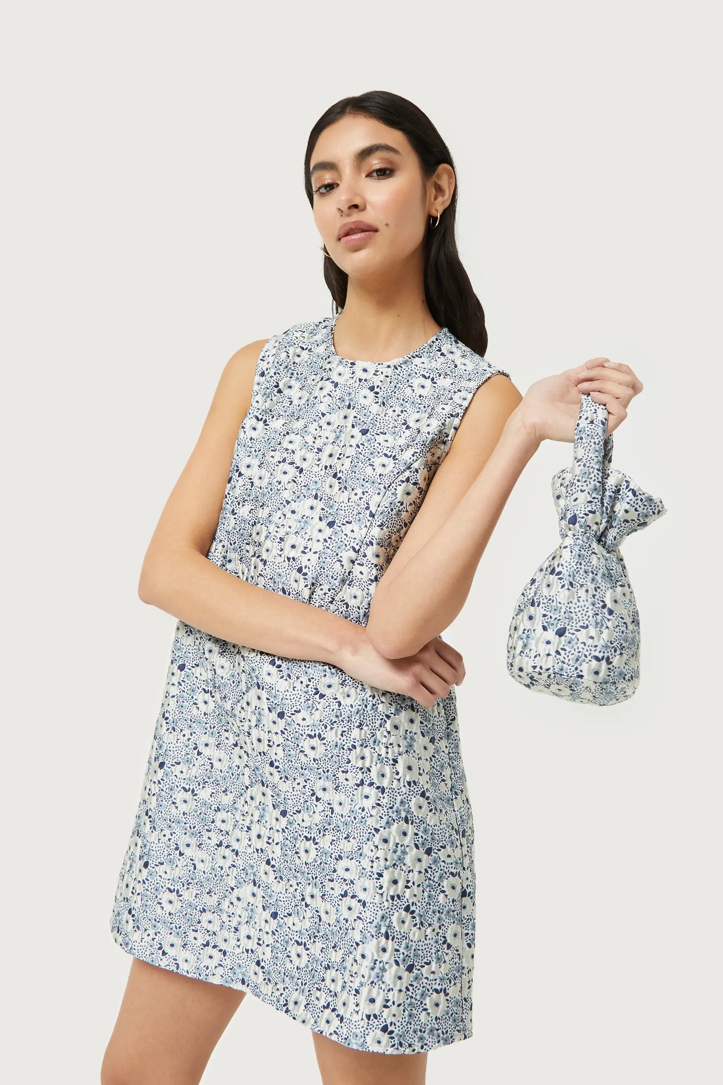 Bolso bombonera con estampado floral azul y blanco