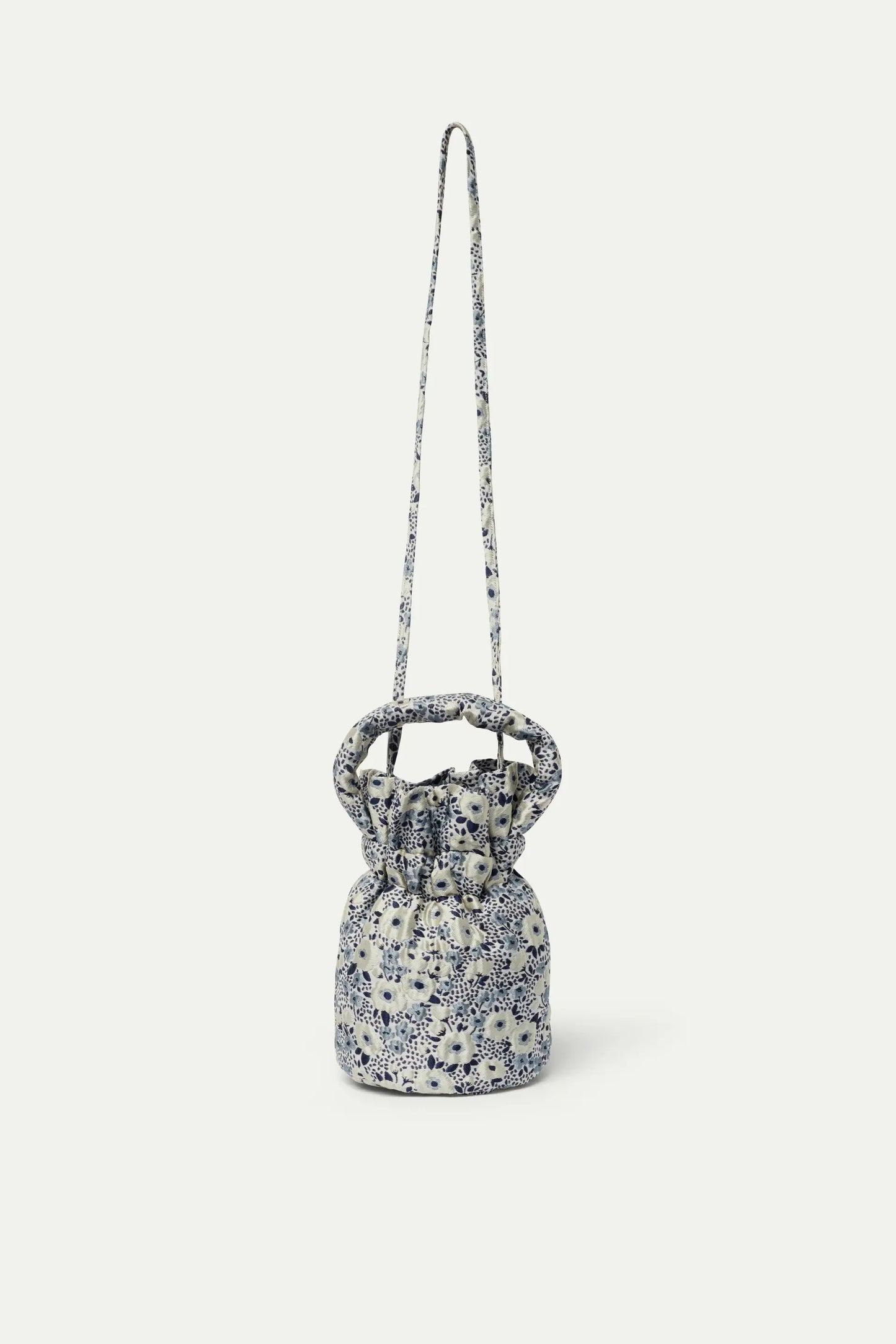 Bolso bombonera con estampado floral azul y blanco