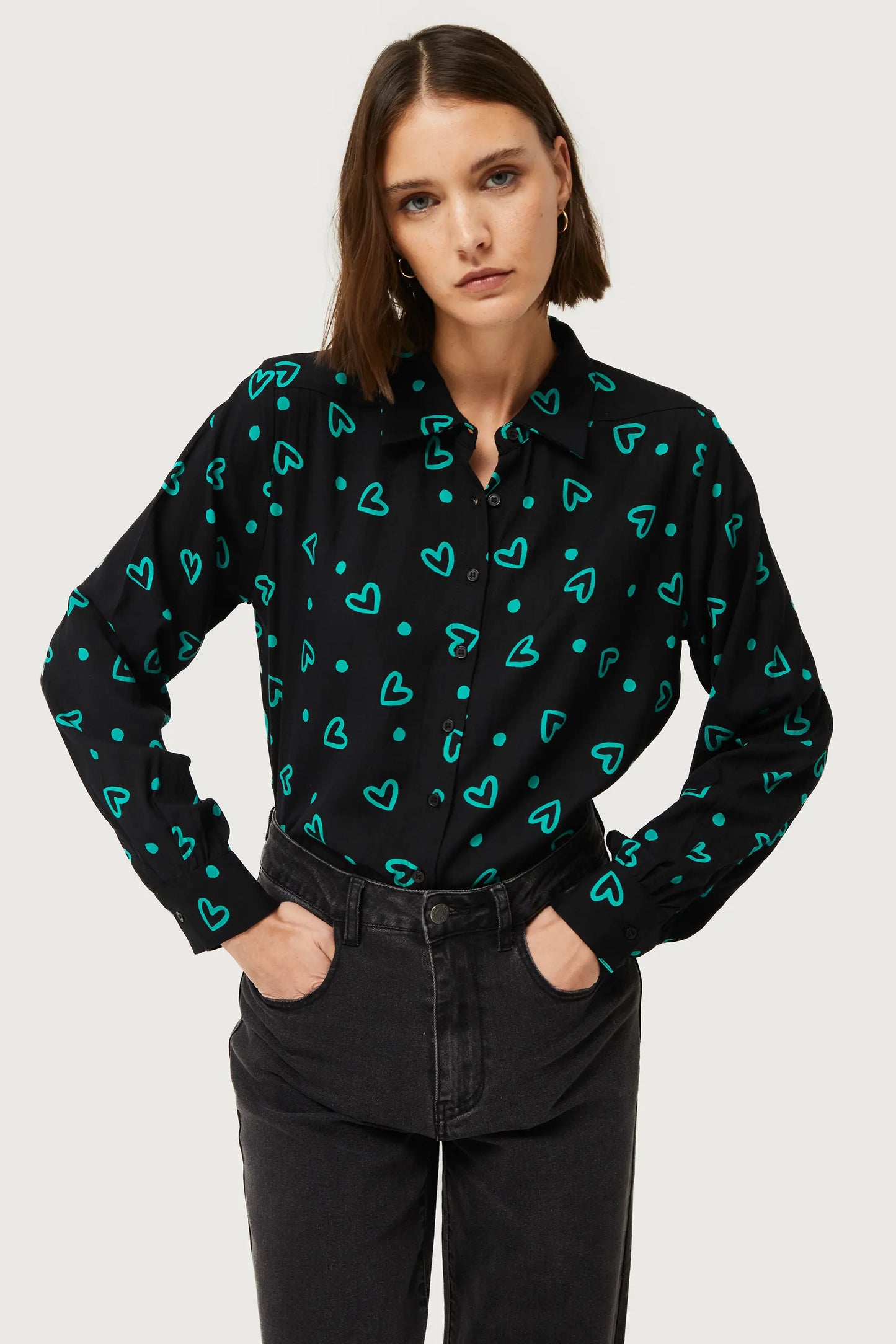 Camisa con estampado de corazones verdes