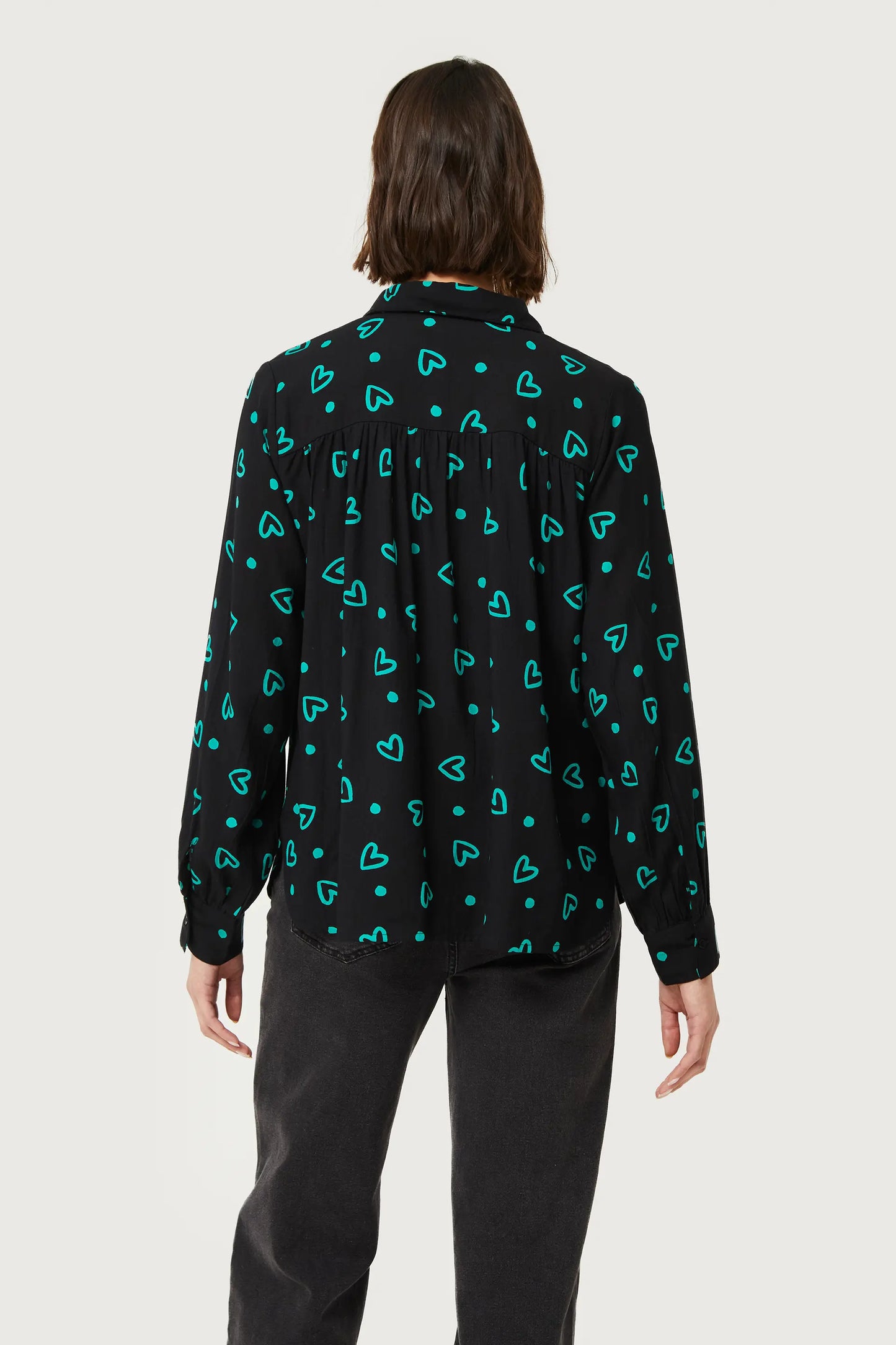 Camisa con estampado de corazones verdes