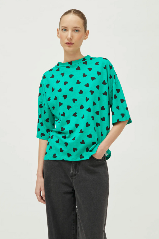 Camiseta con estampado de corazones verde