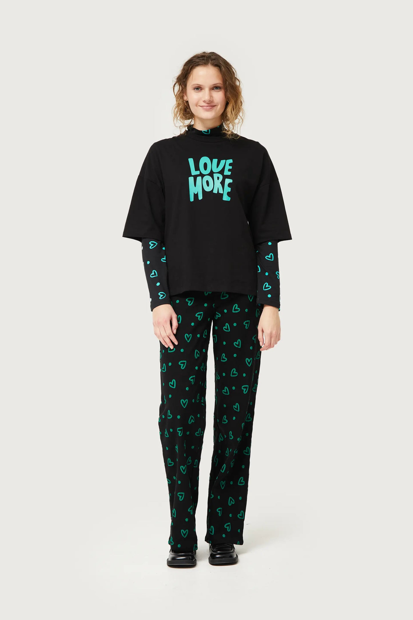 T-shirt con stampa Love More