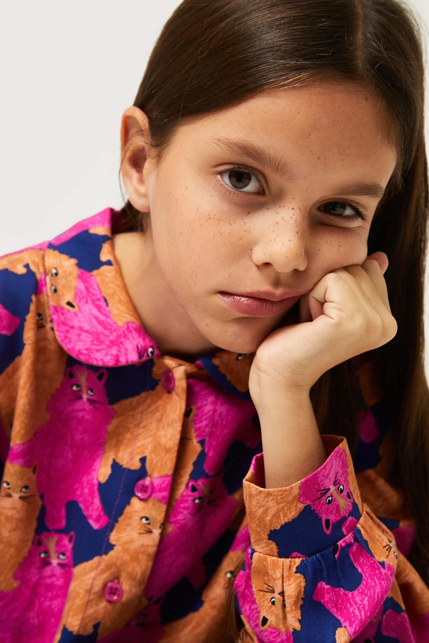 Camisa de niña con estampado de gatos