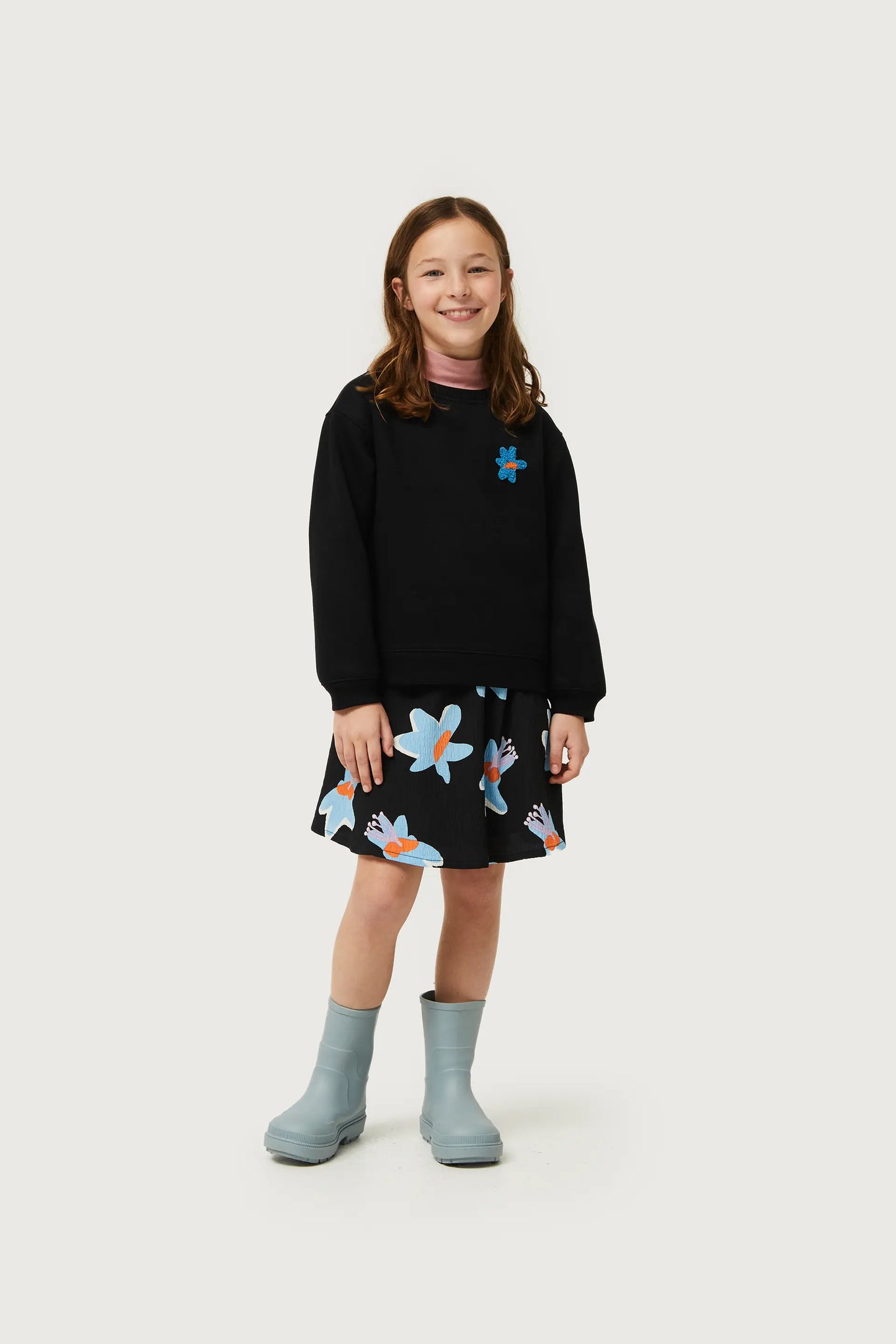 Girl's sweatshirt with black flower patch