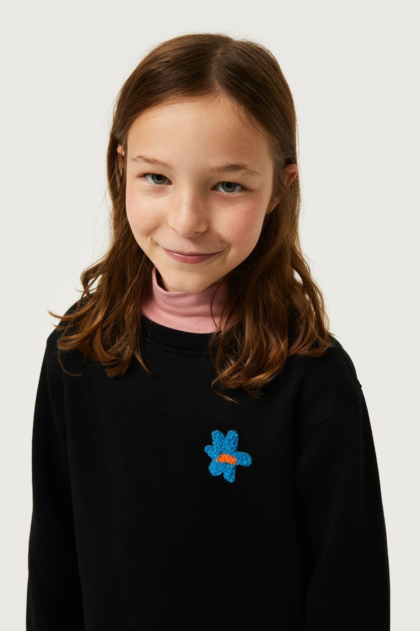 Girl's sweatshirt with black flower patch