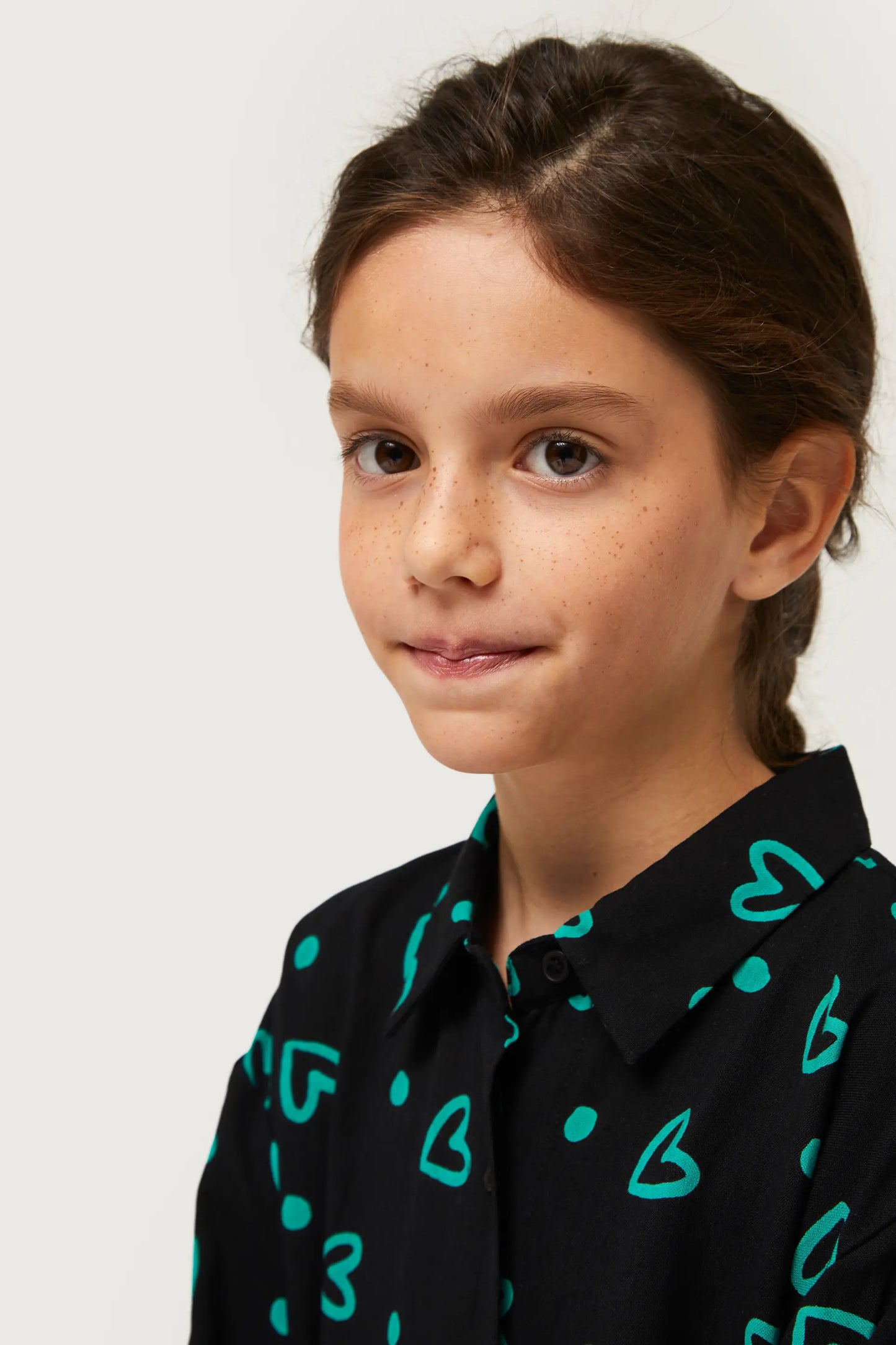 Girl's shirt with green heart print