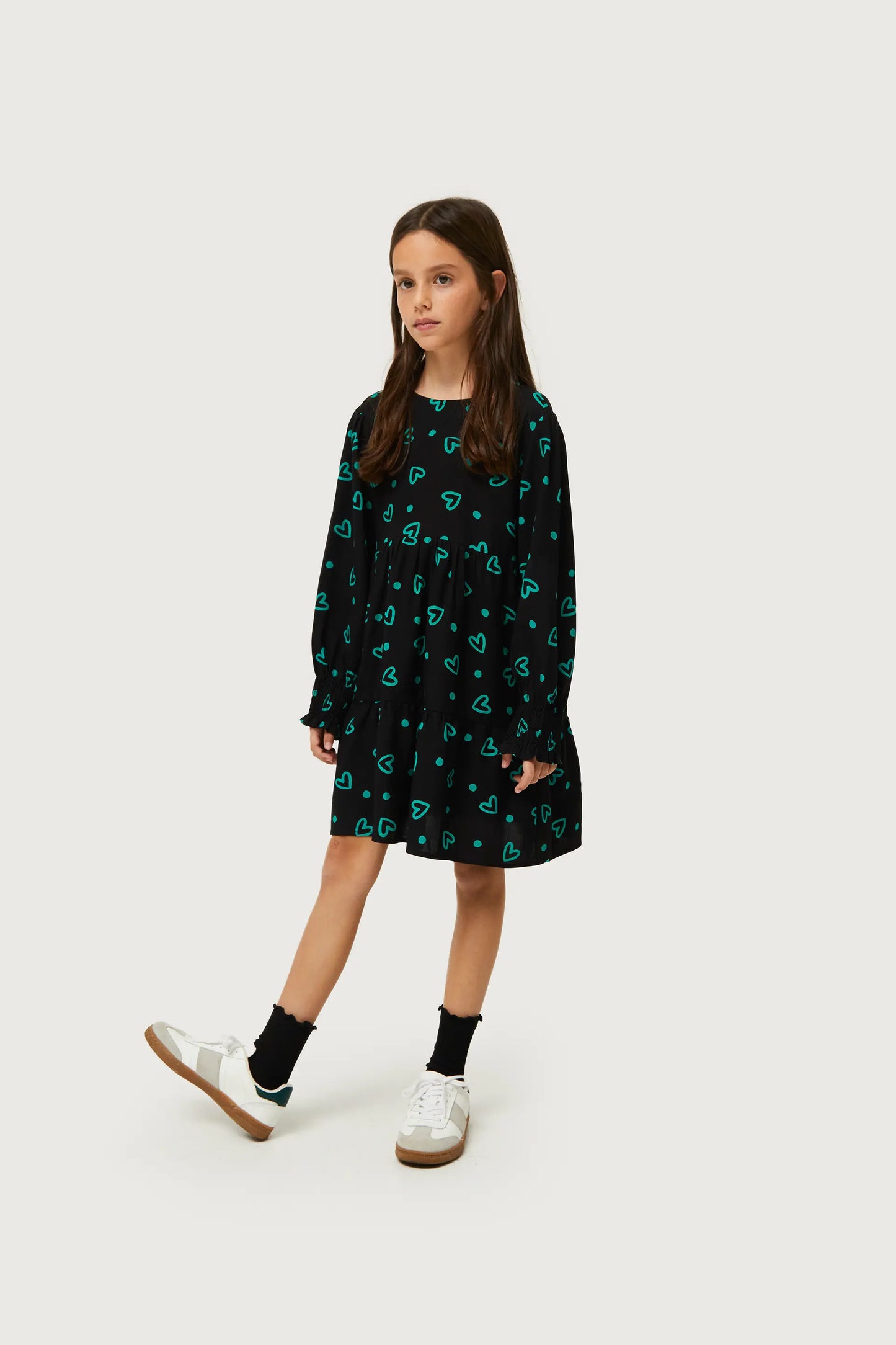 Short girl's dress printed with green hearts