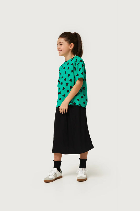 Camiseta de niña con estampado de corazones verde