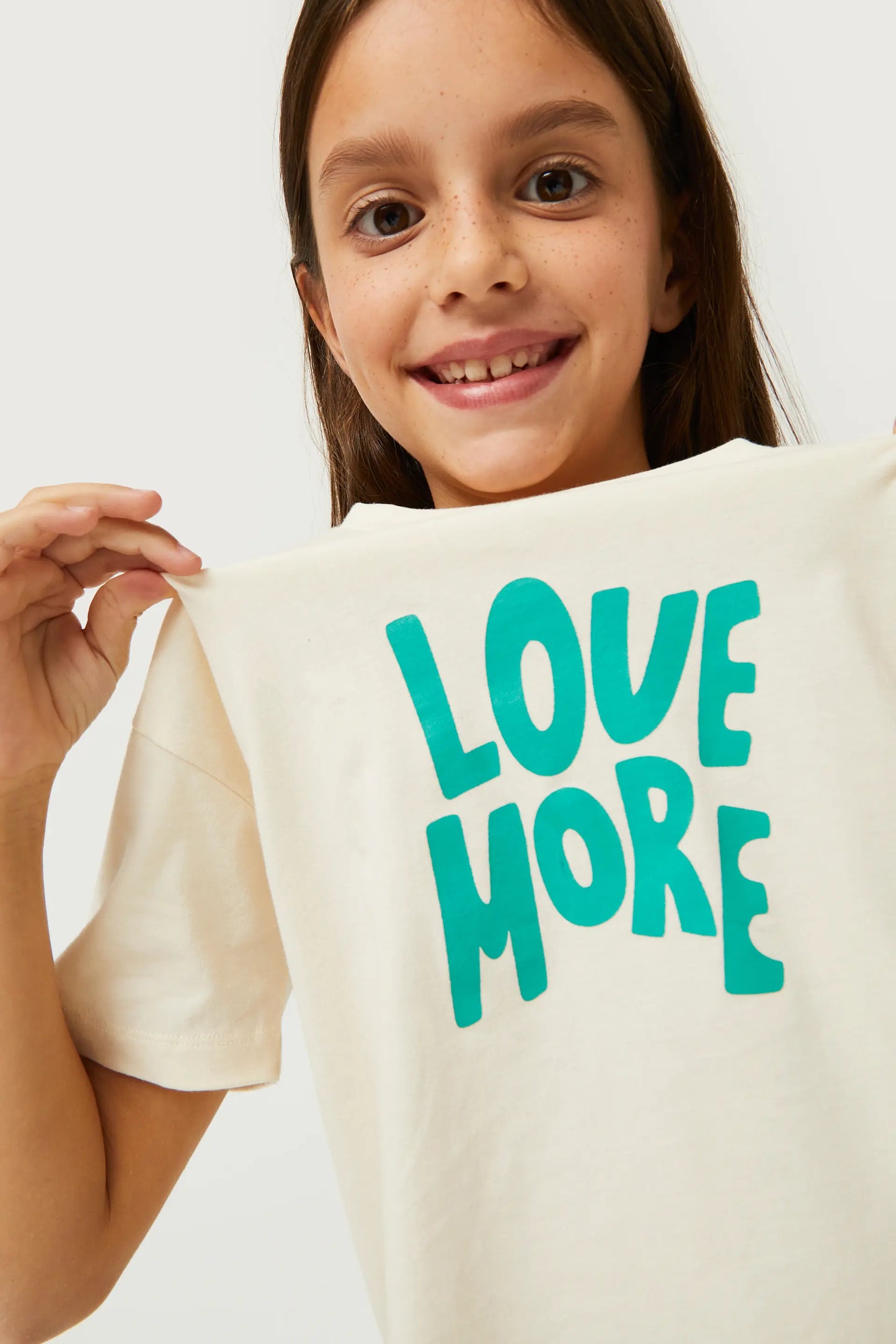 T-shirt da bambina con stampa Love More