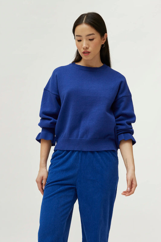 Maglione blu con dettaglio polsini