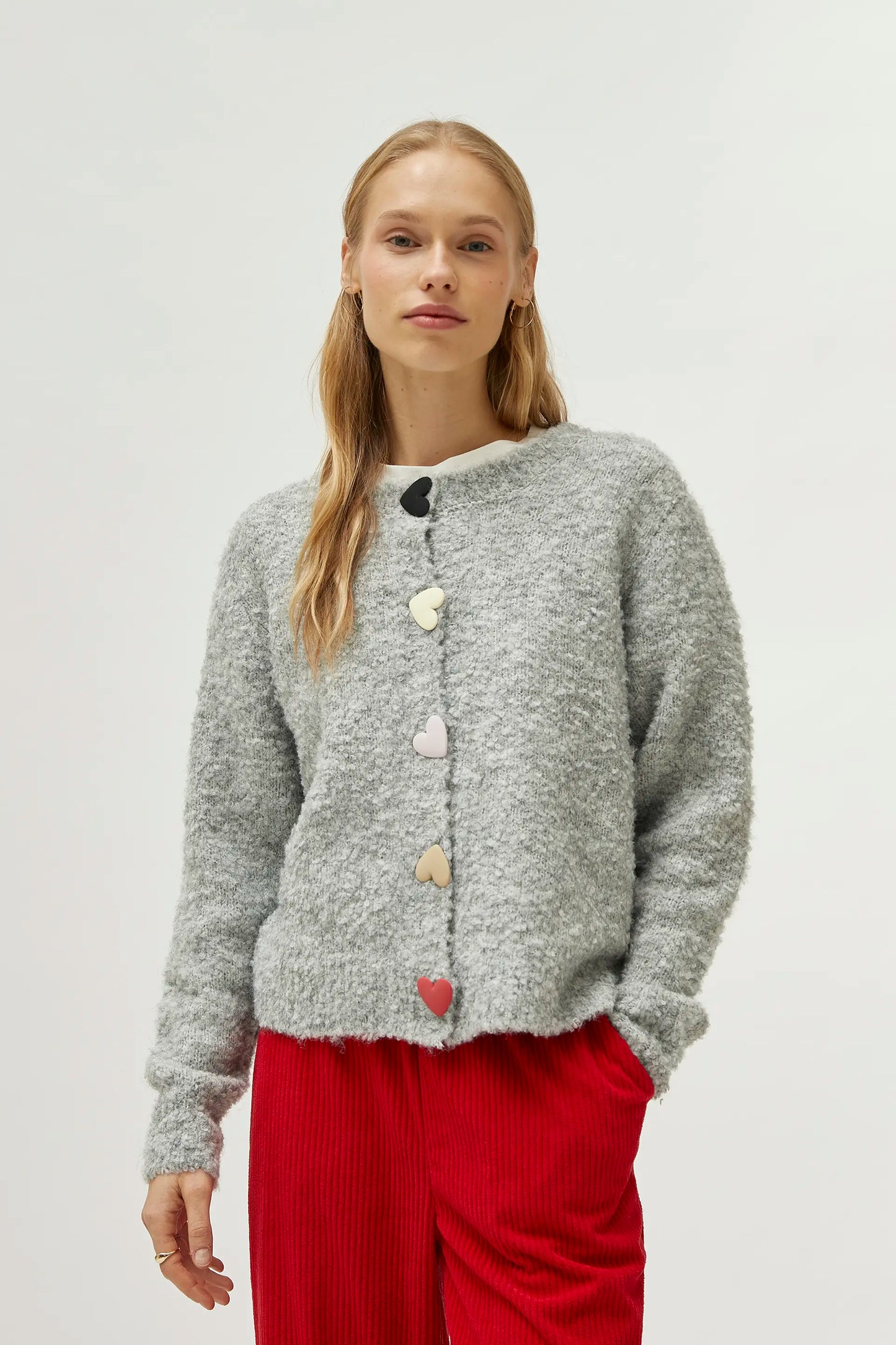 Cardigan con dettaglio grandi cuori grigi