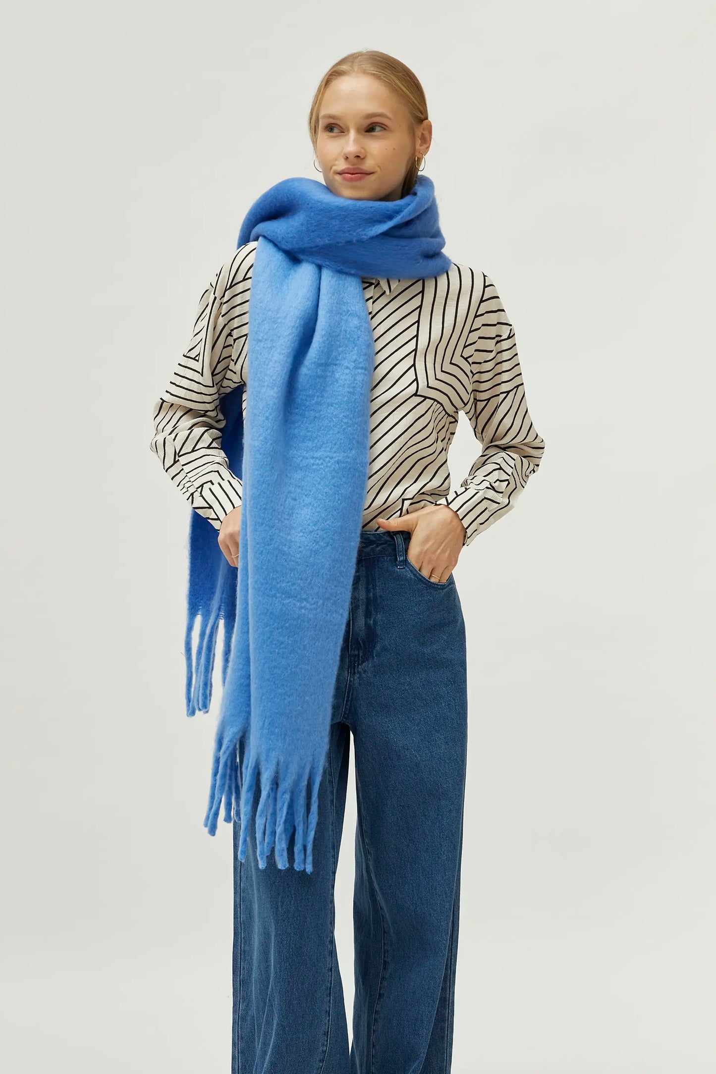 Oversize scarf with blue fringes