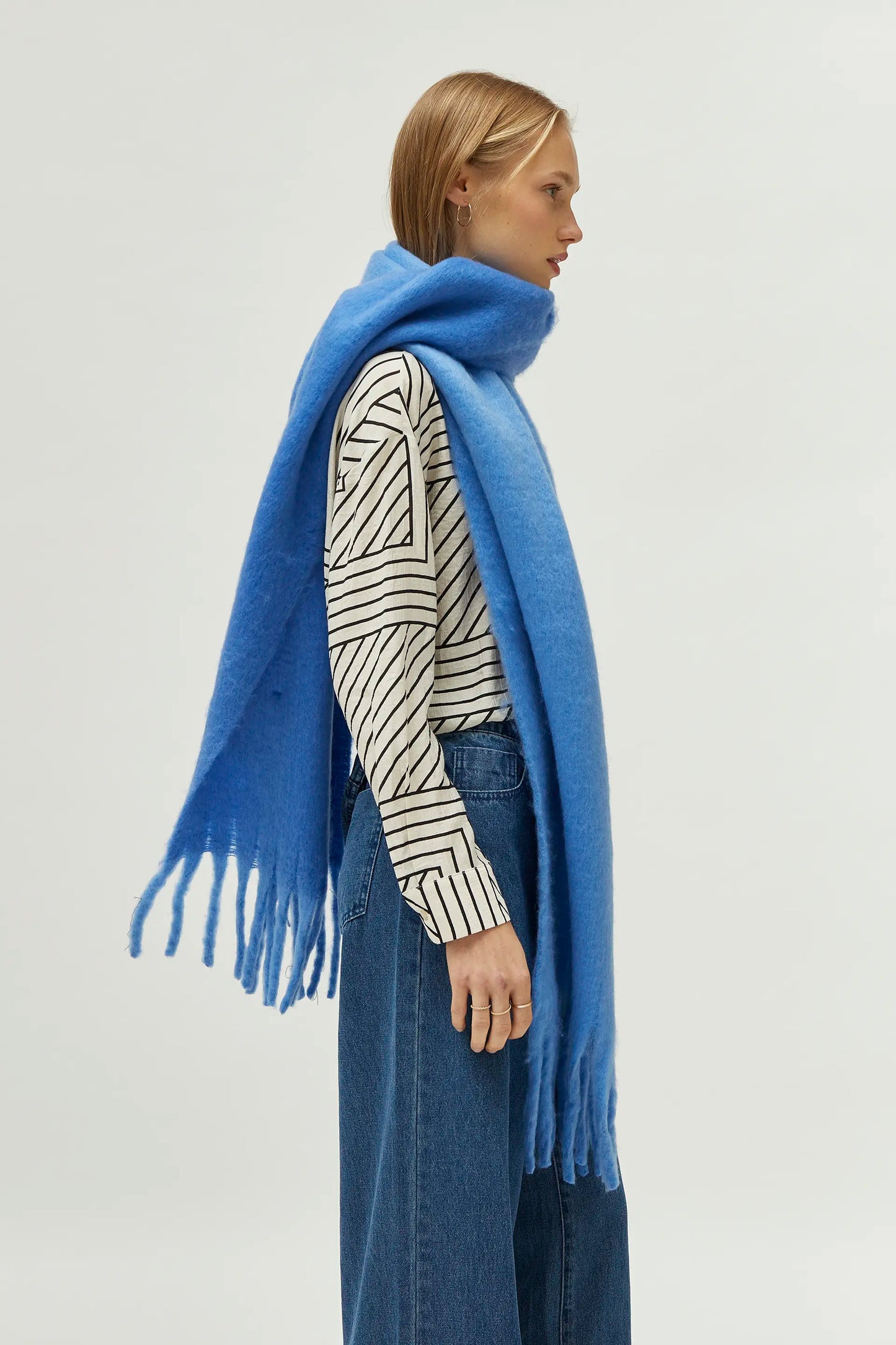 Oversize scarf with blue fringes