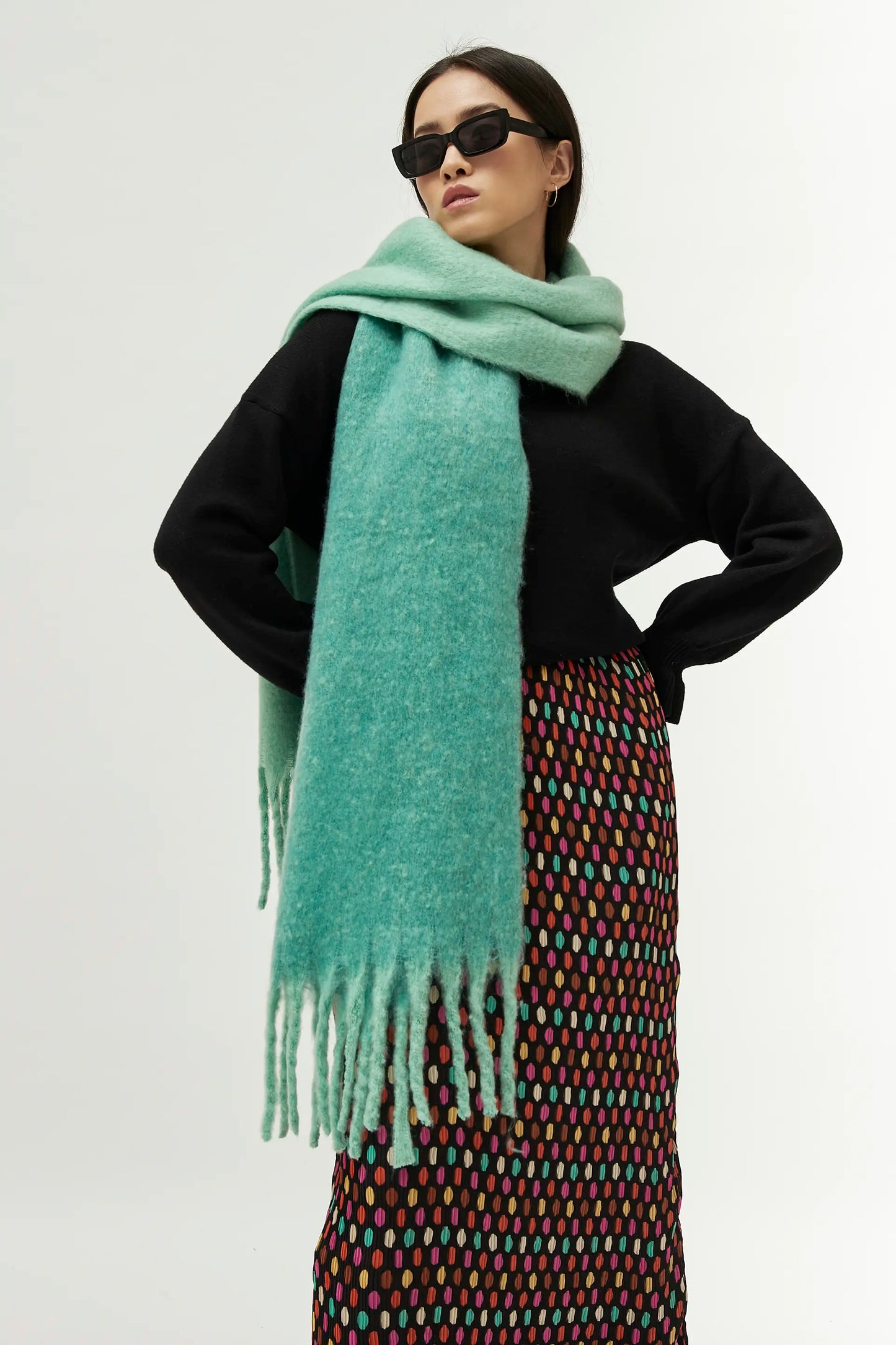 Oversize scarf with green fringes