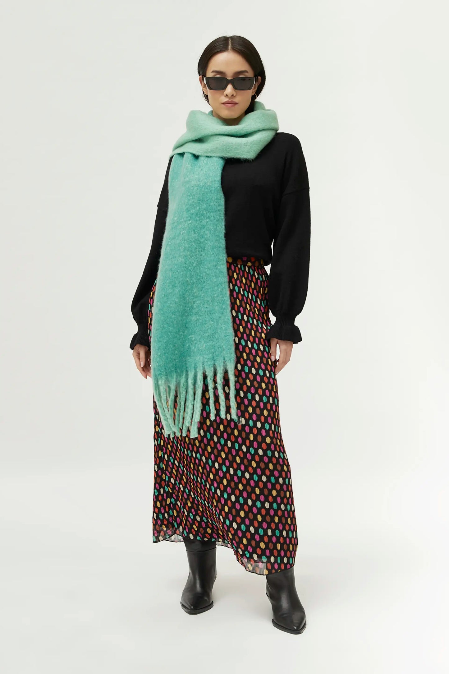 Oversize scarf with green fringes