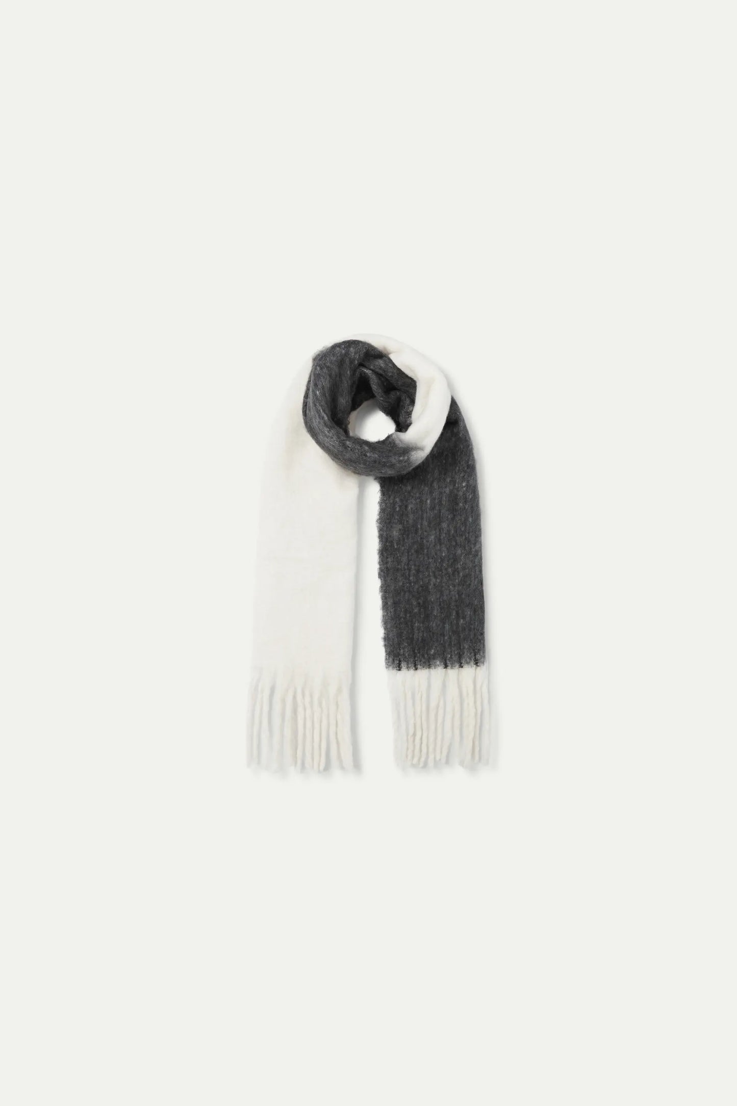 Oversize scarf with white and black fringes