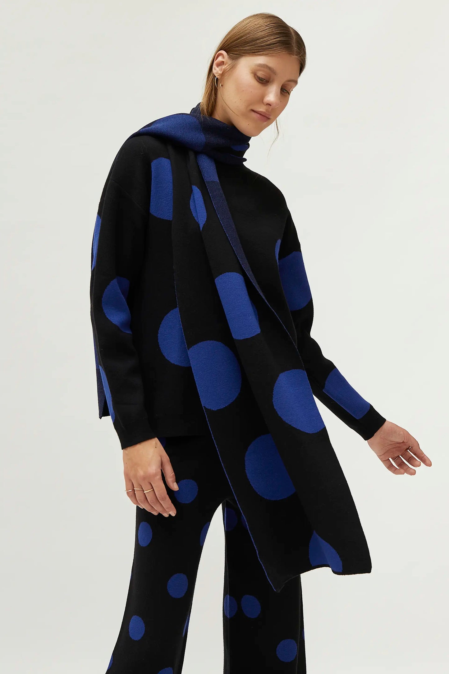 Blue polka dot printed jacquard knit scarf