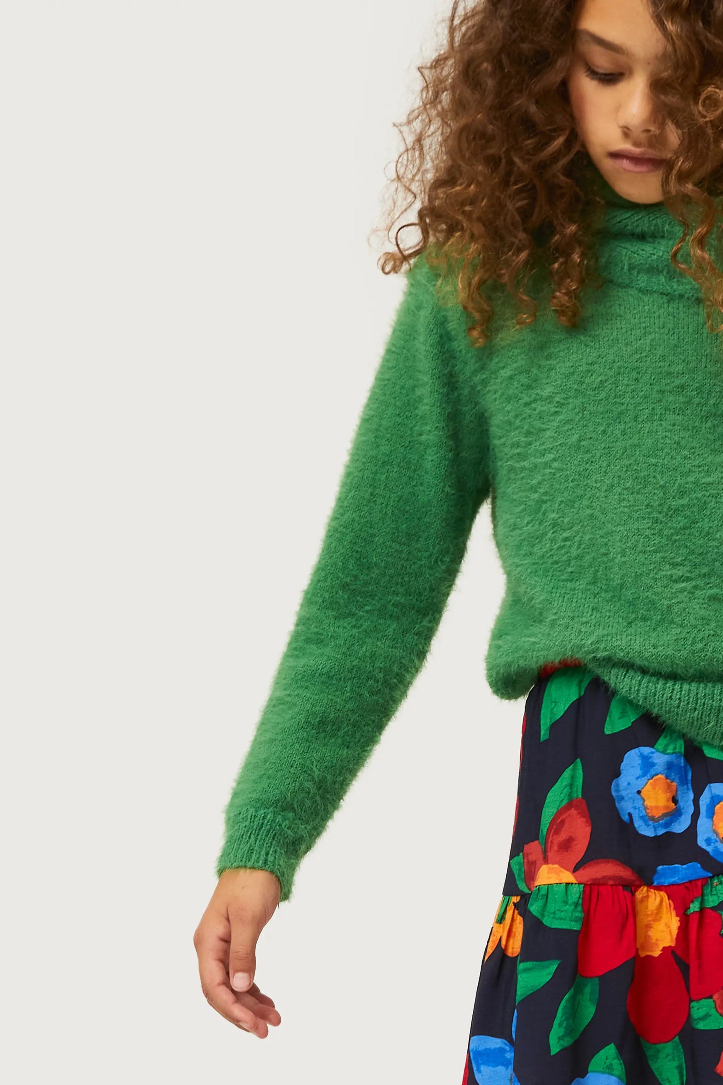 Maglione lavorato a maglia da bambina con trama verde