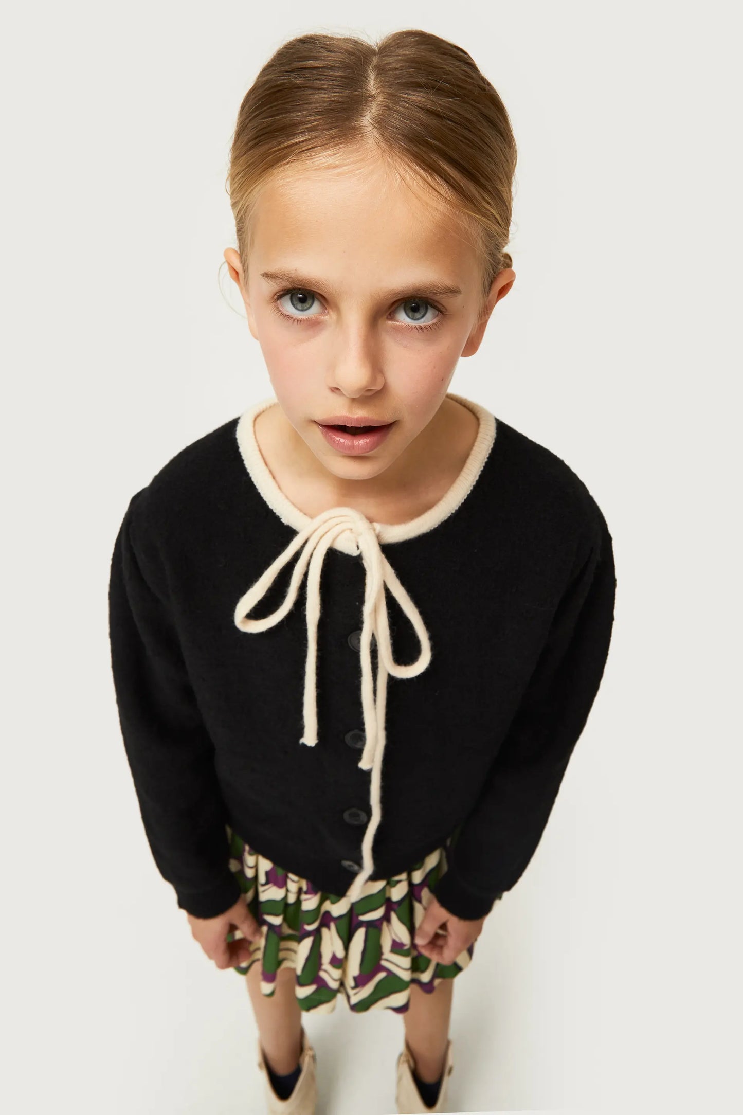 Cardigan da bambina con fiocco nero