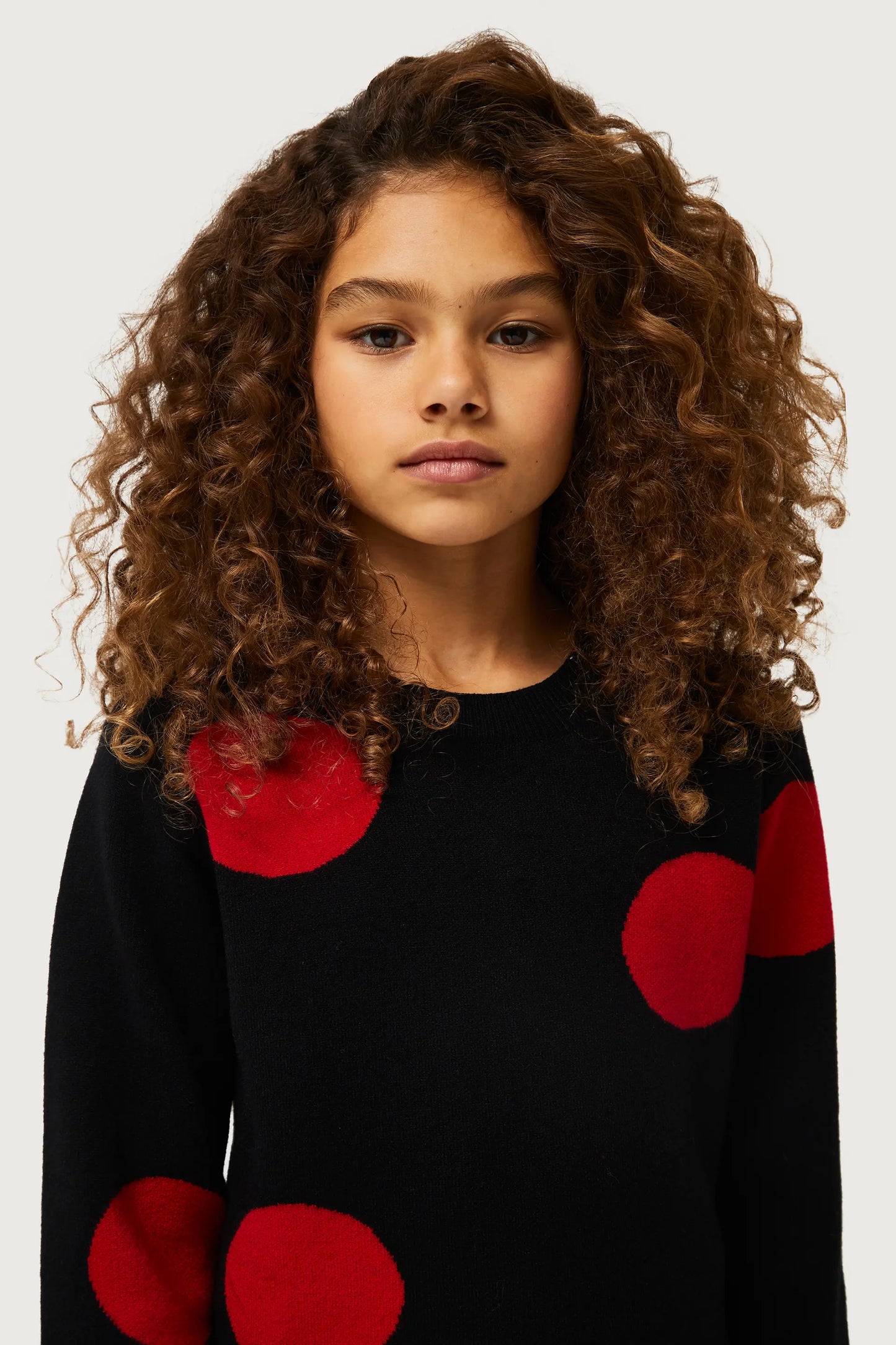 Maglione da bambina in maglia jacquard stampata a pois rossi