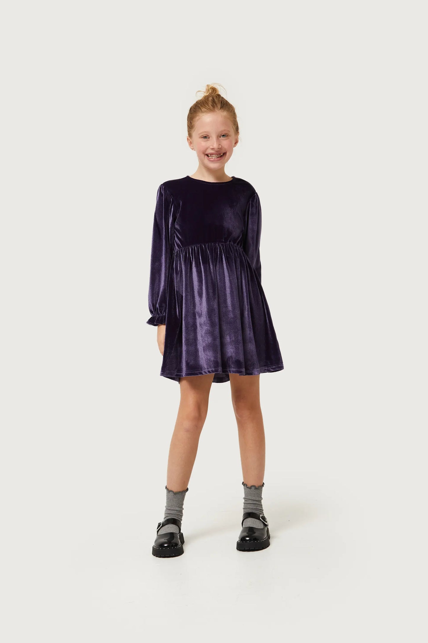 Vestido corto de niña de terciopelo morado