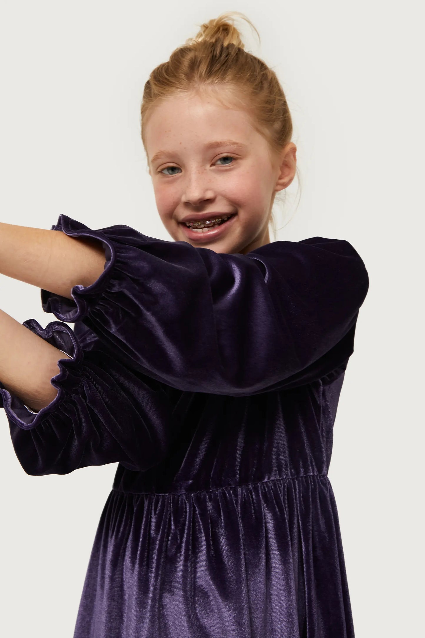 Vestido corto de niña de terciopelo morado