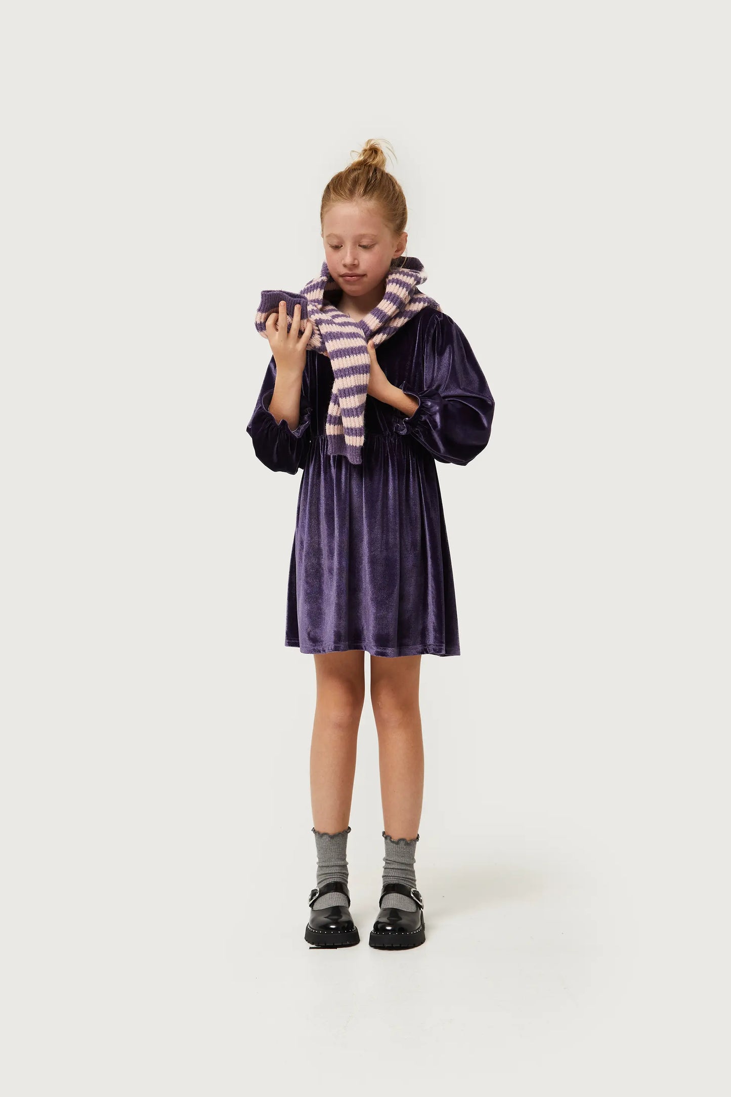 Vestido corto de niña de terciopelo morado