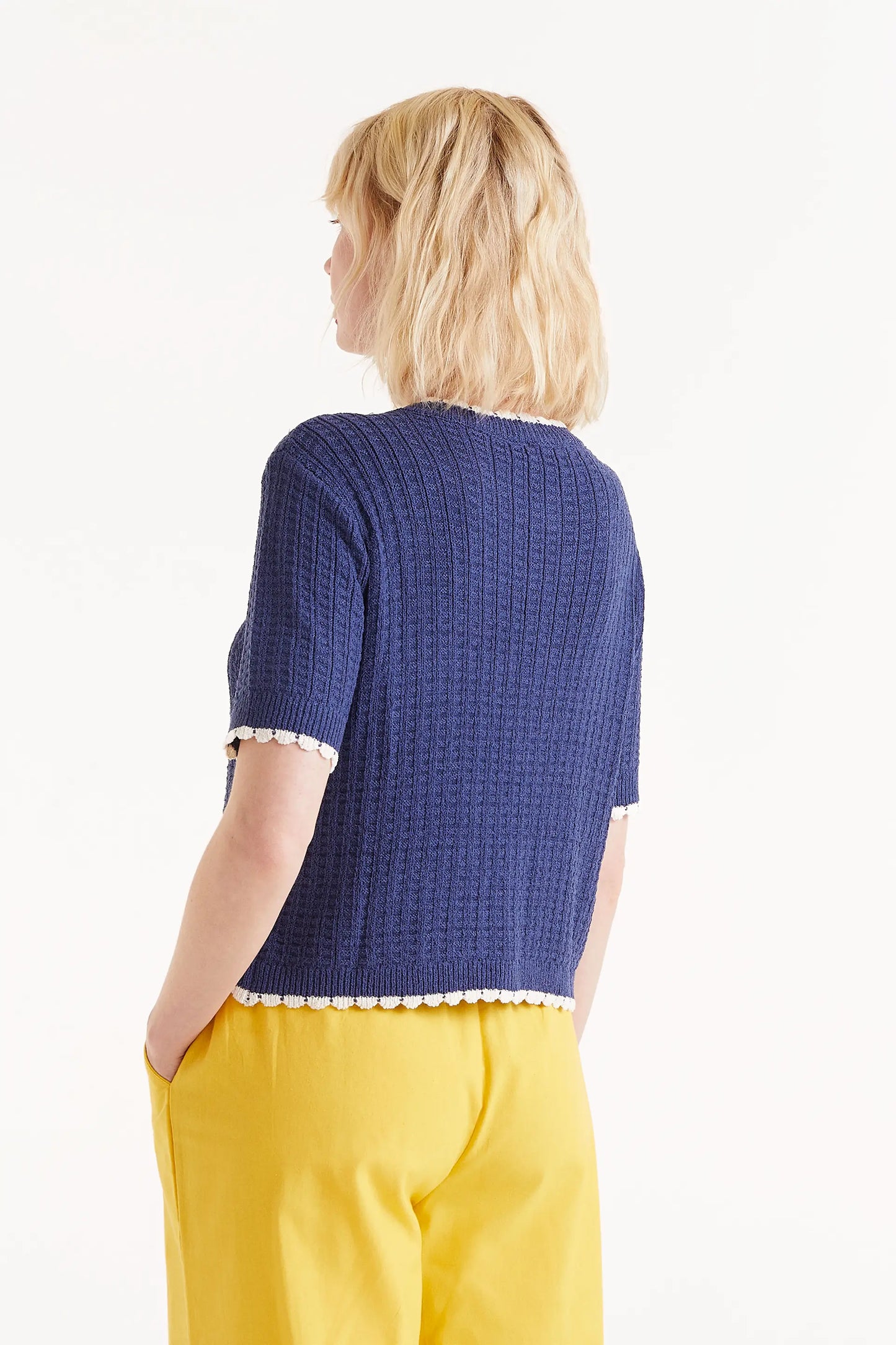 Cardigan blu lavorato a maglia a maniche corte