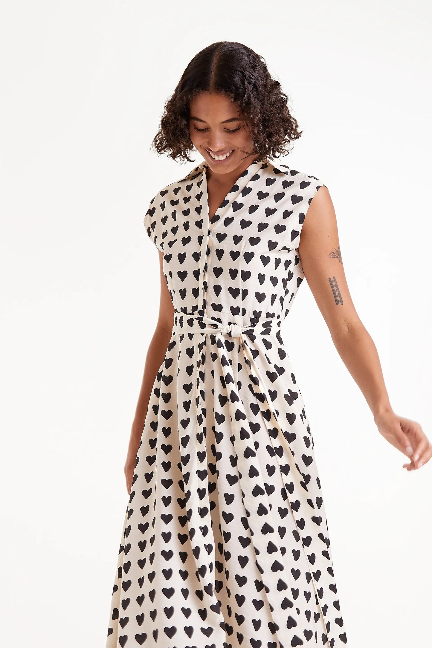 Vestido midi con estampado de corazones