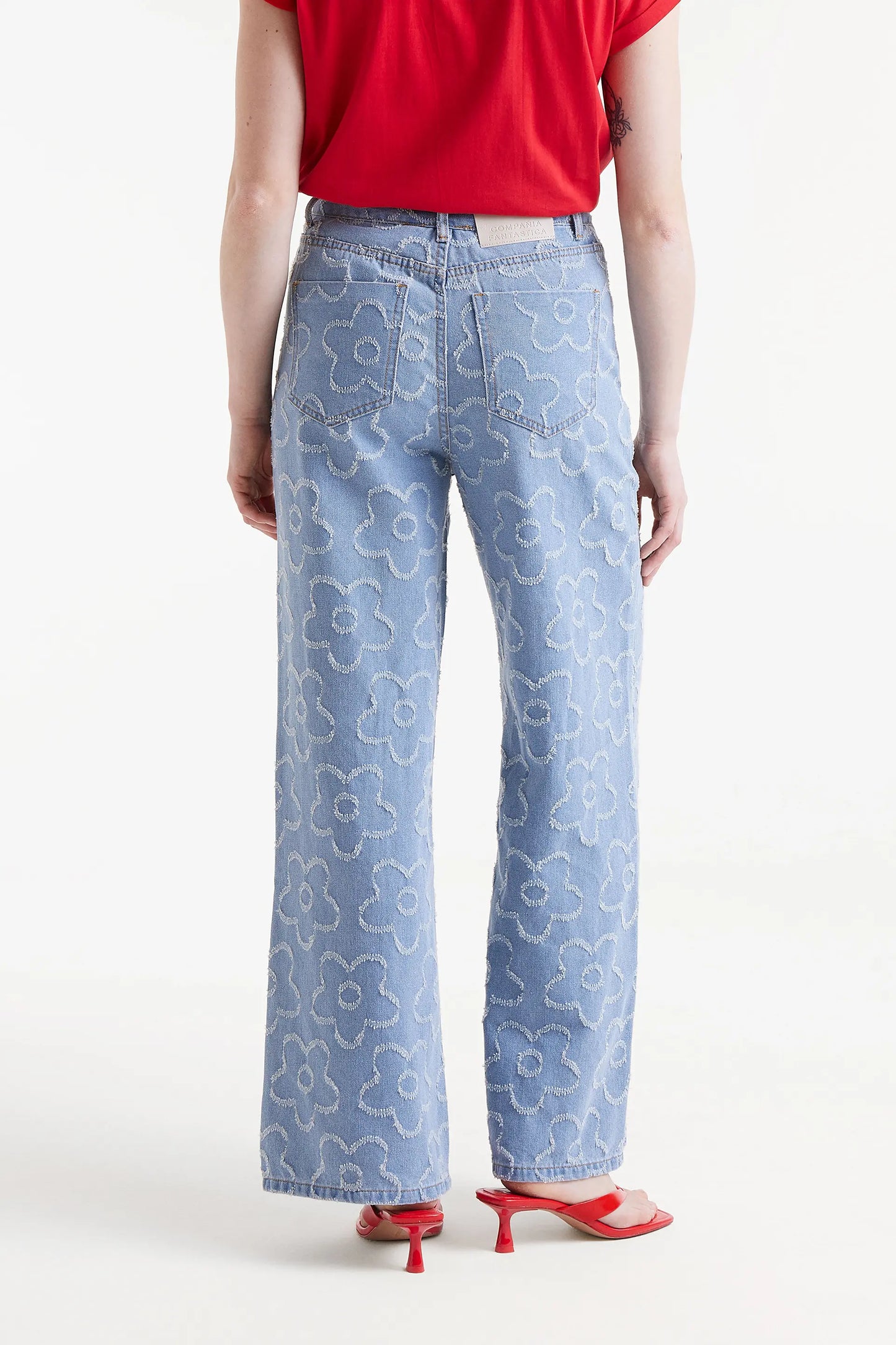 Jeans vaqueros con flores tejidas