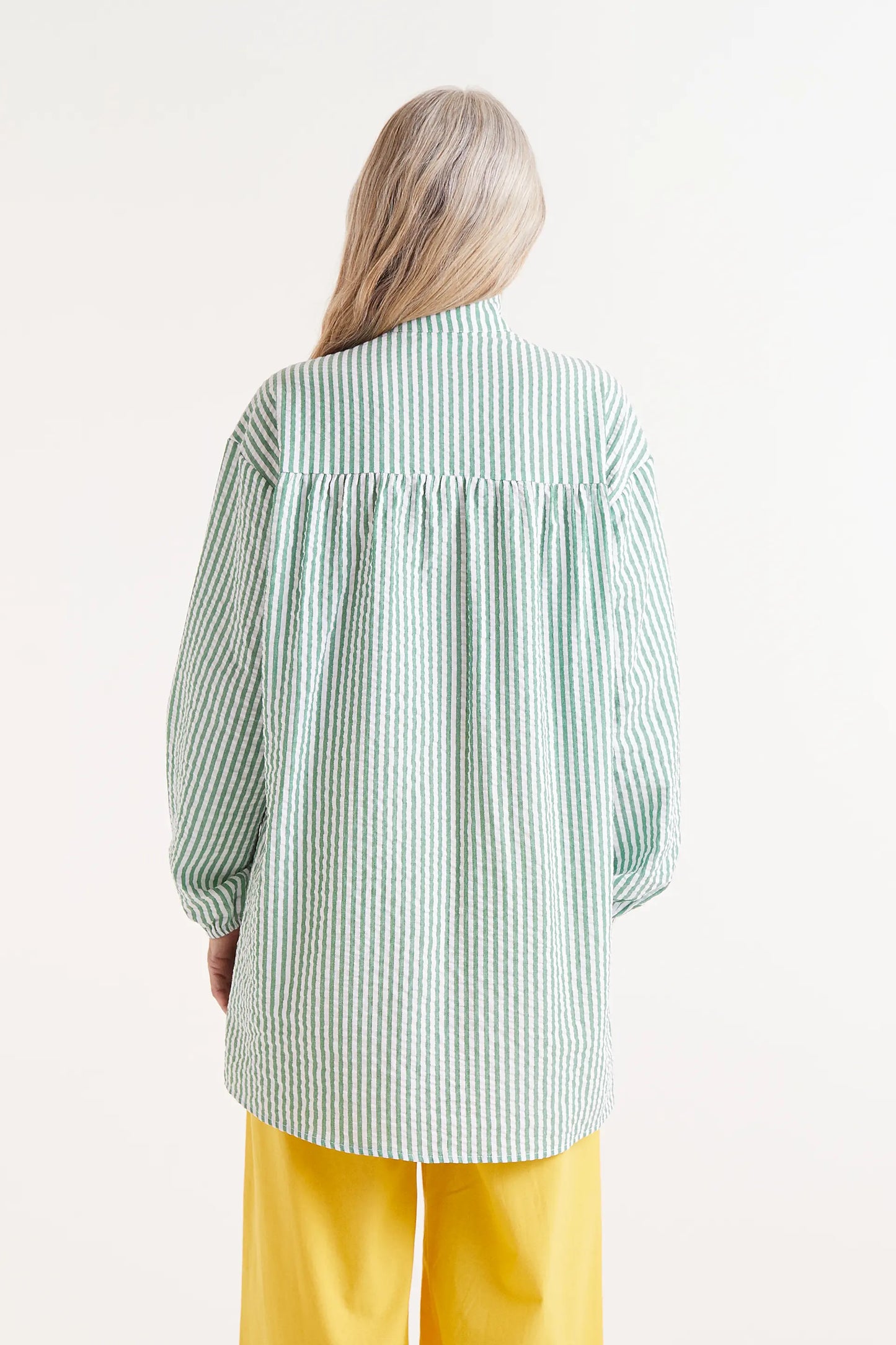 Camisa oversize lazada estampado de rayas verdes