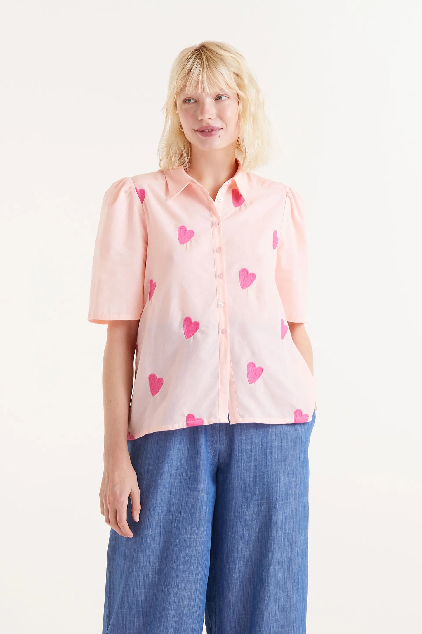 Short sleeve shirt with heart print