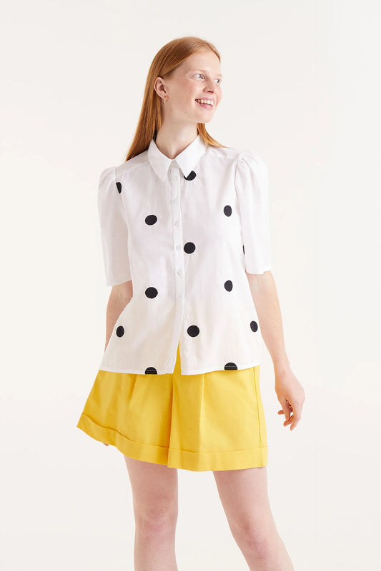 Short sleeve shirt with black polka dot print