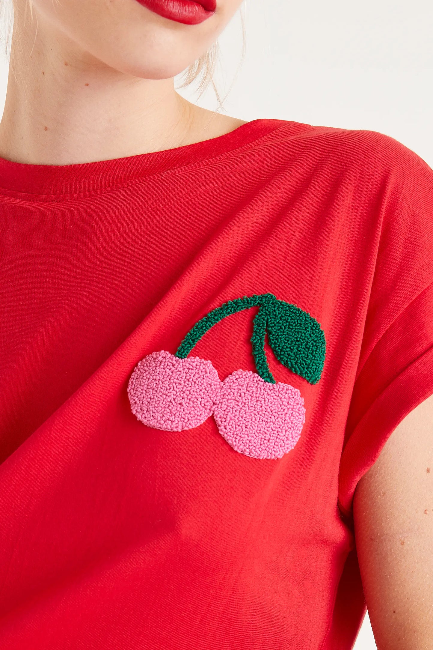 Camiseta con estampado de cerezas