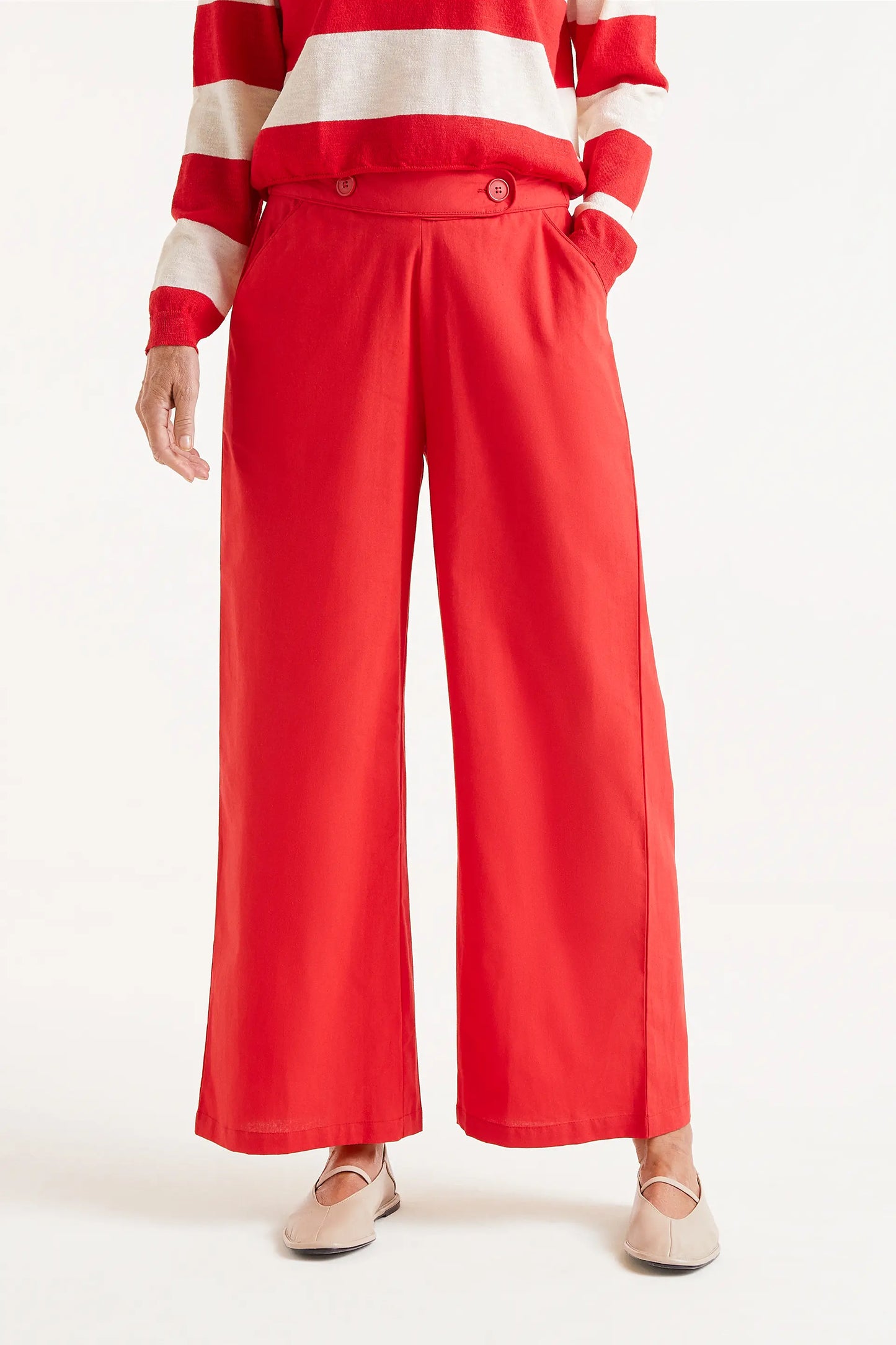 Straight trousers with red buttons