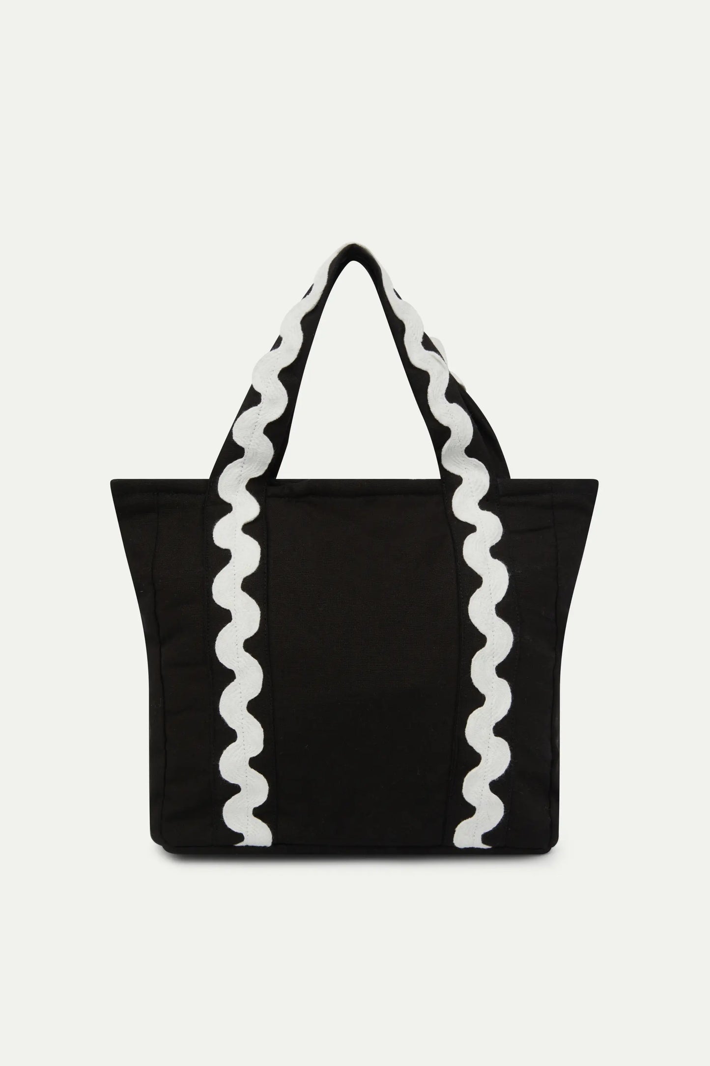 Black picunela handbag