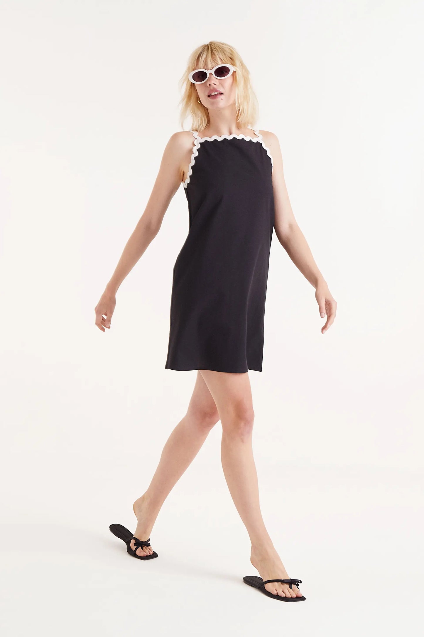 Short black picunela dress