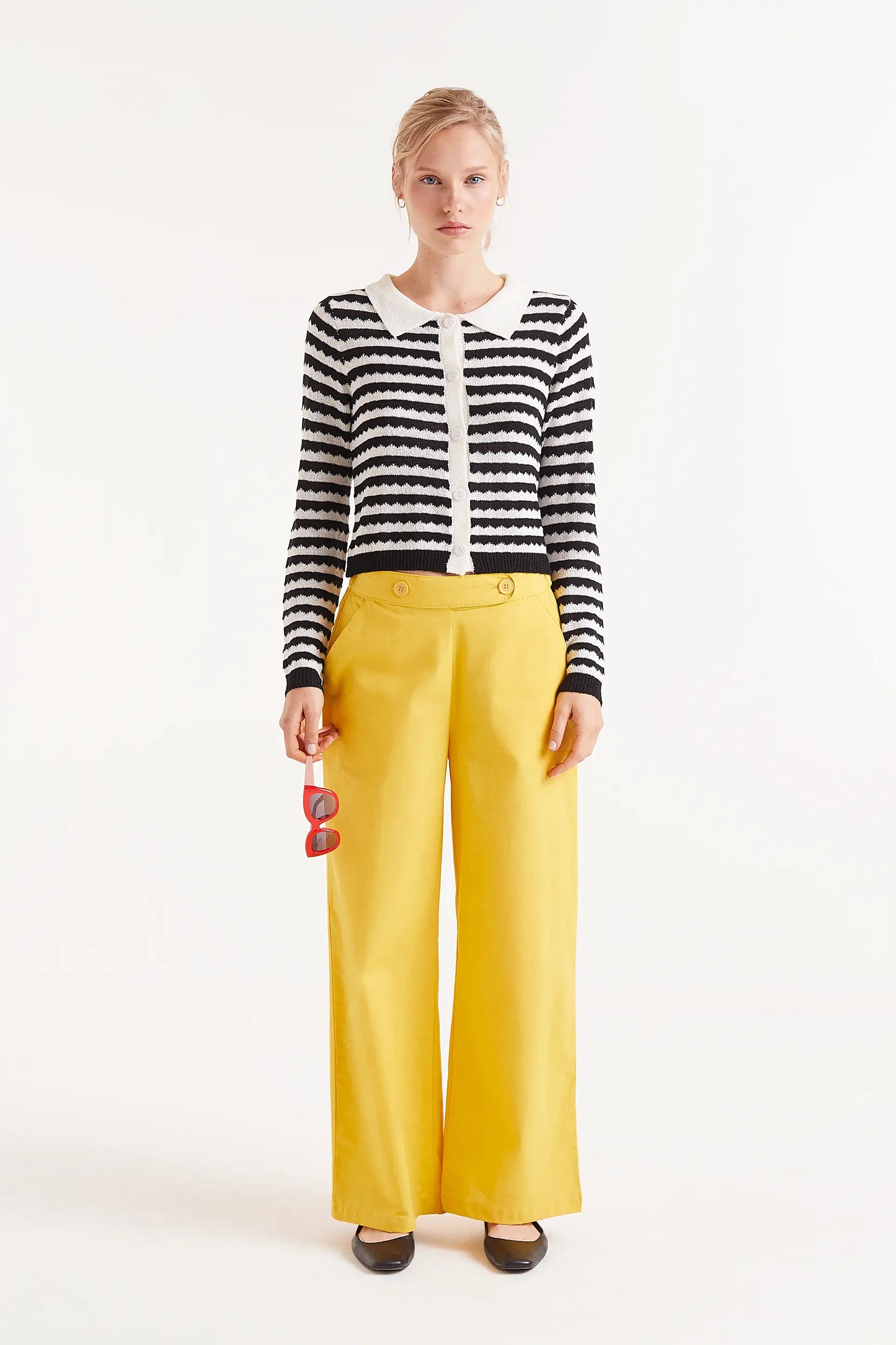 Straight trousers with yellow buttons