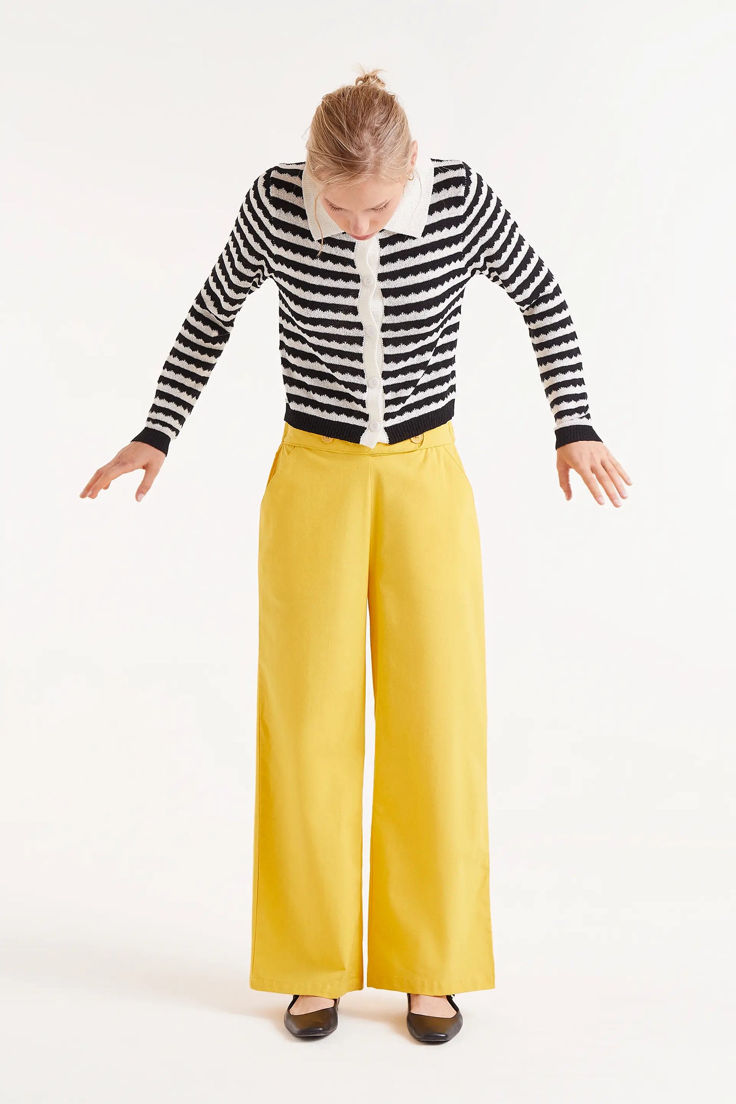 Straight trousers with yellow buttons