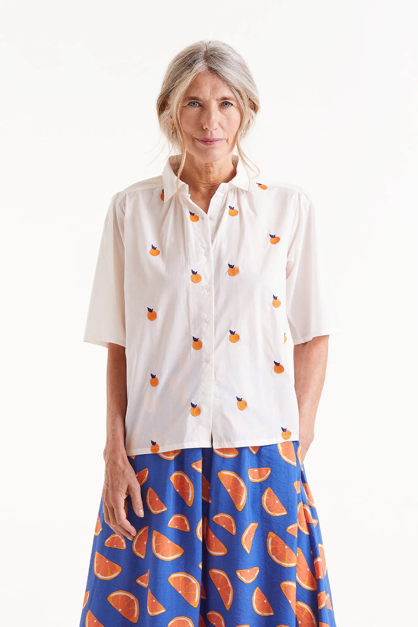 Short sleeve shirt with orange print