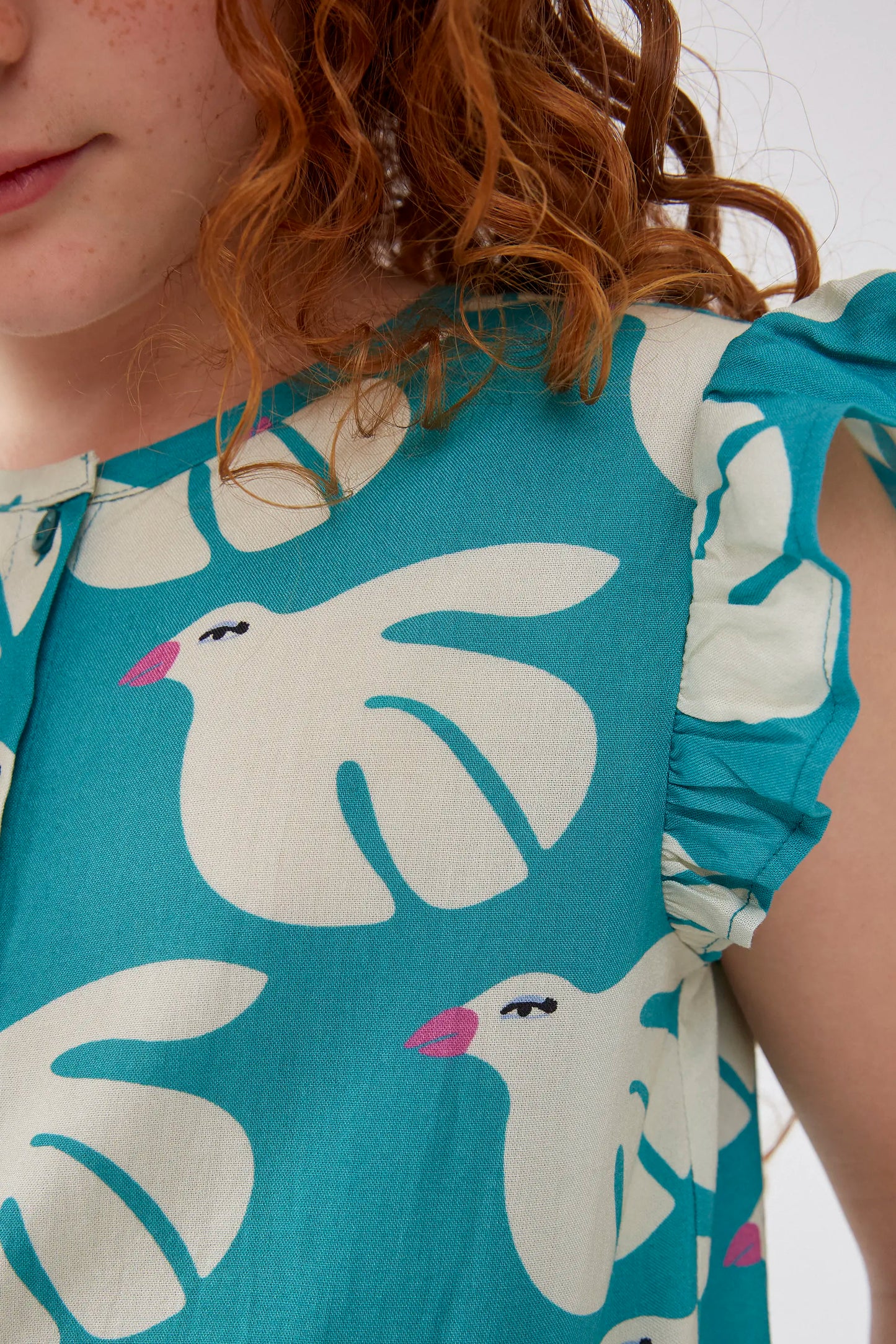 Girl's top in LENZING™ ECOVERO™ rayon with Dove print